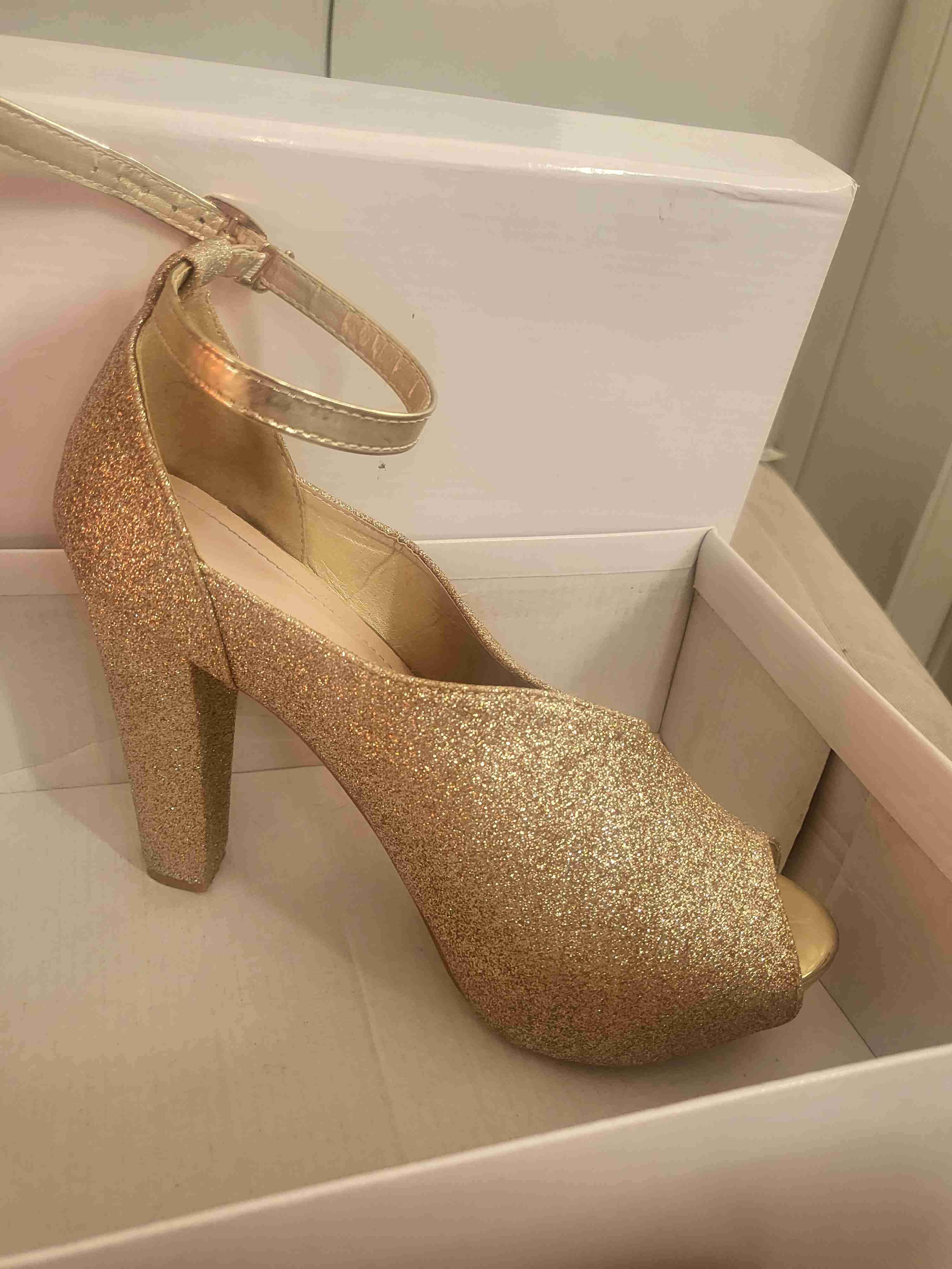 Tacones dorados brillantes. Talla 38. - miniatura 4