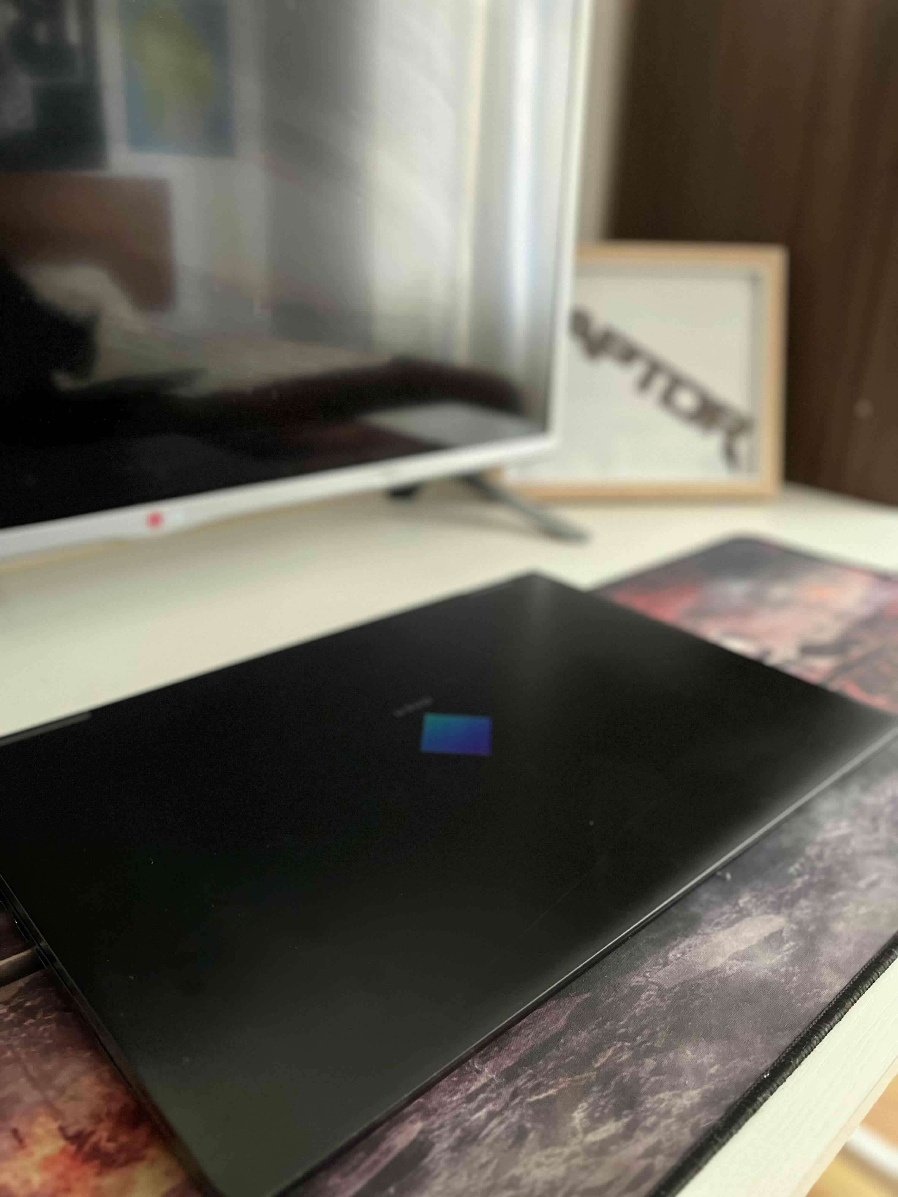 Laptop gaming negra - miniatura 1