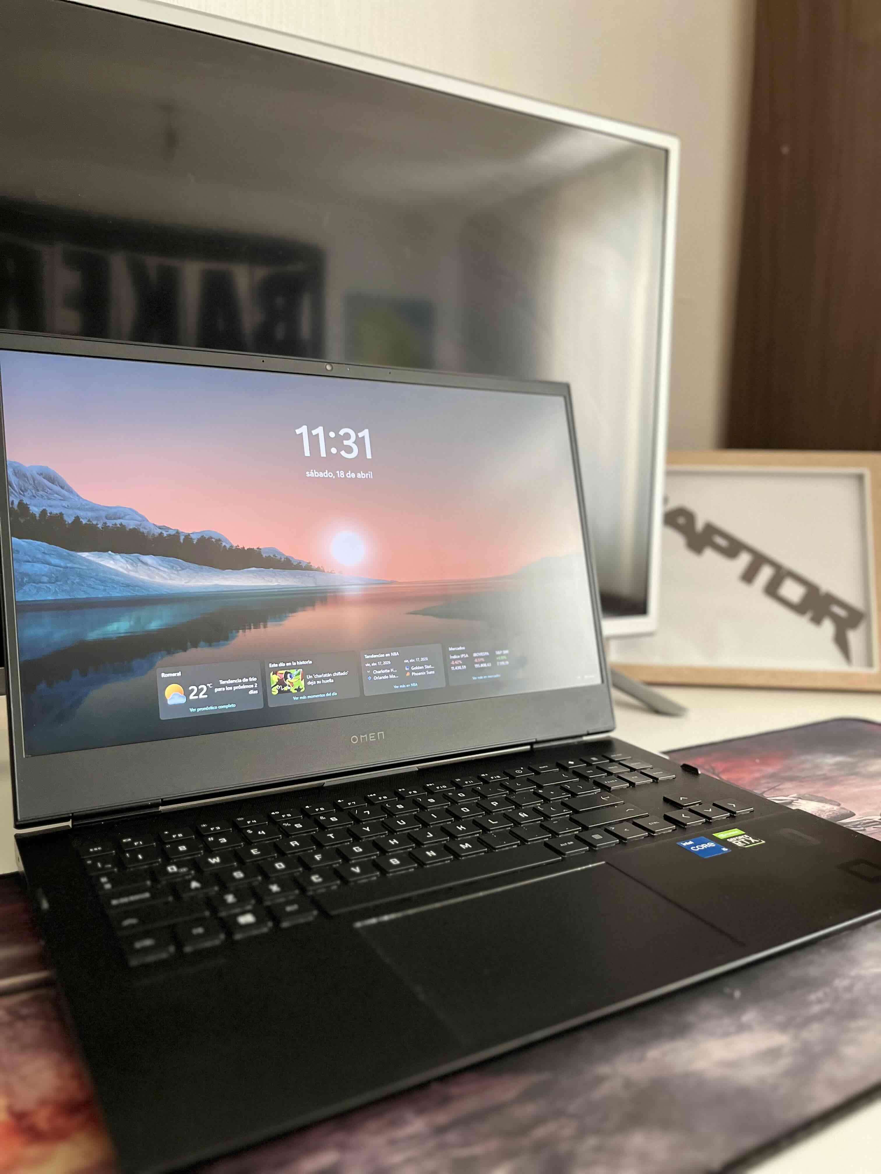 Laptop gaming negra - miniatura 2