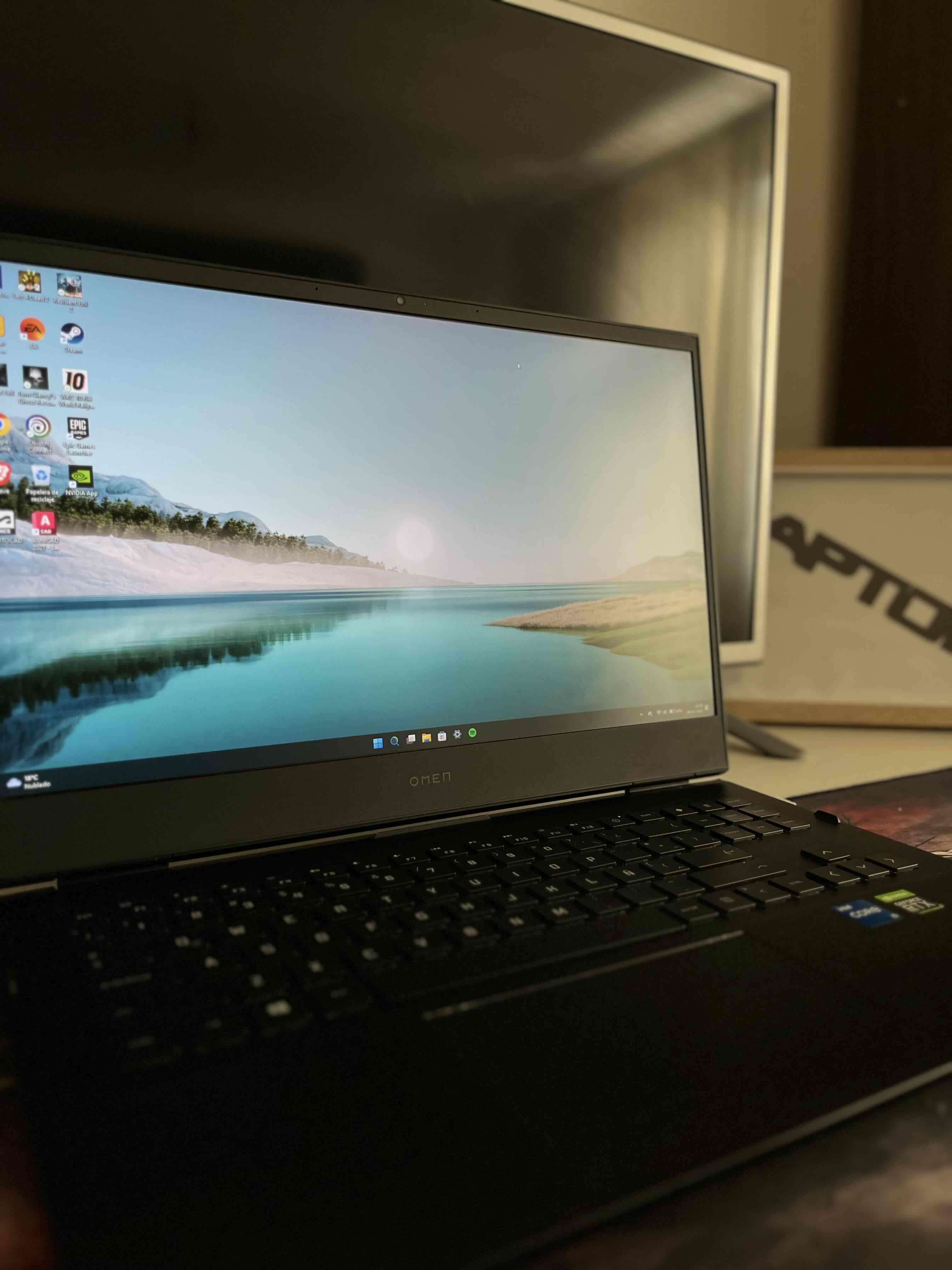 Laptop gaming negra - miniatura 3