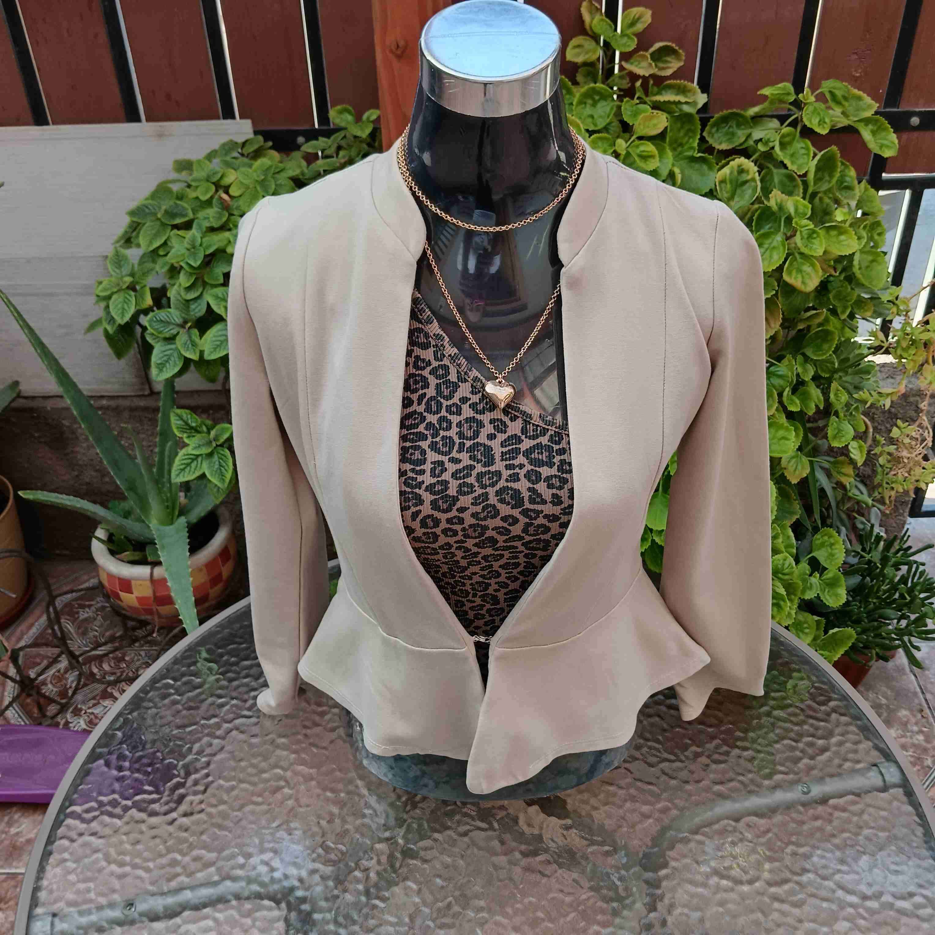 Blazer Beige Elegante Talla 38 🥰 - miniatura 1