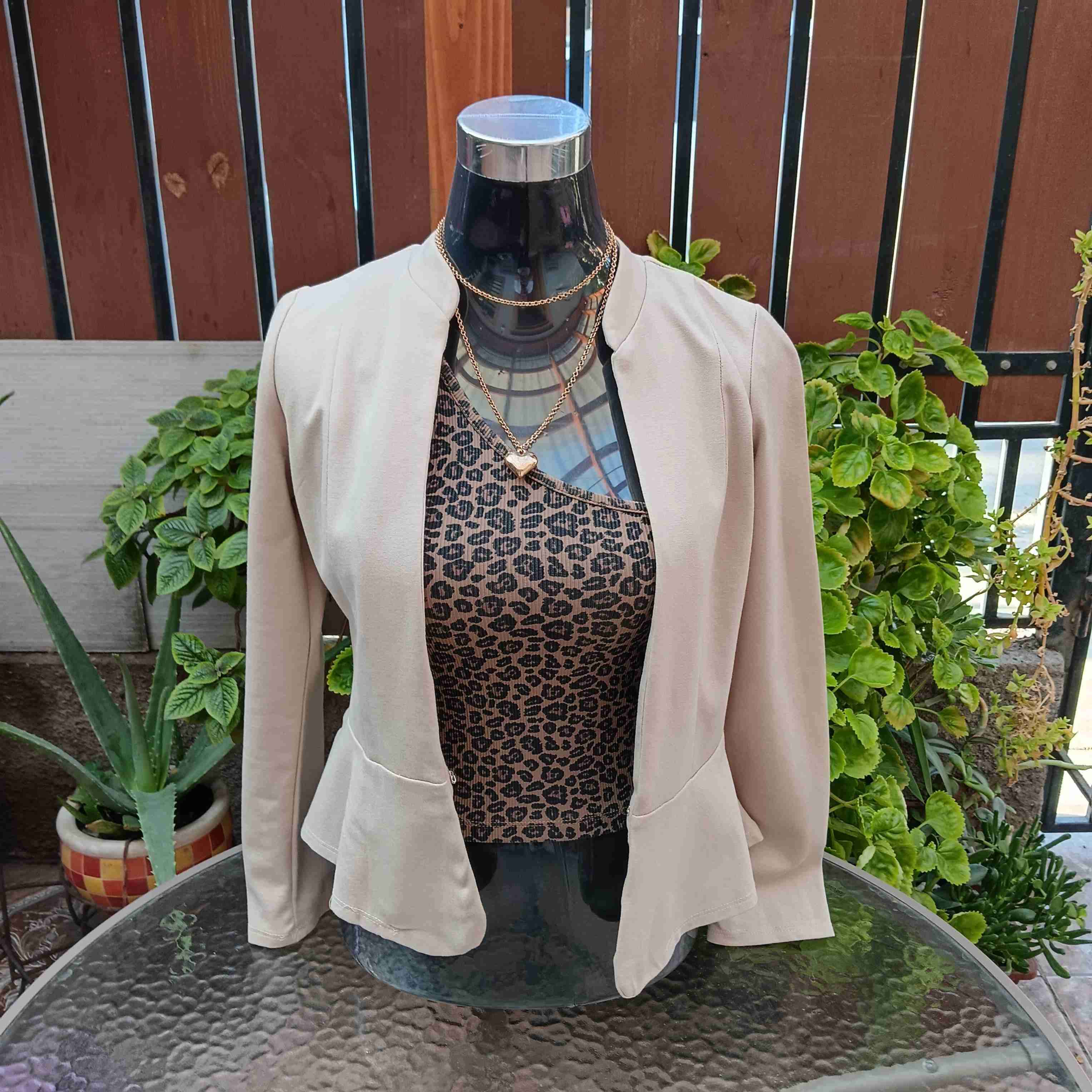 Blazer Beige Elegante Talla 38 🥰 - miniatura 2