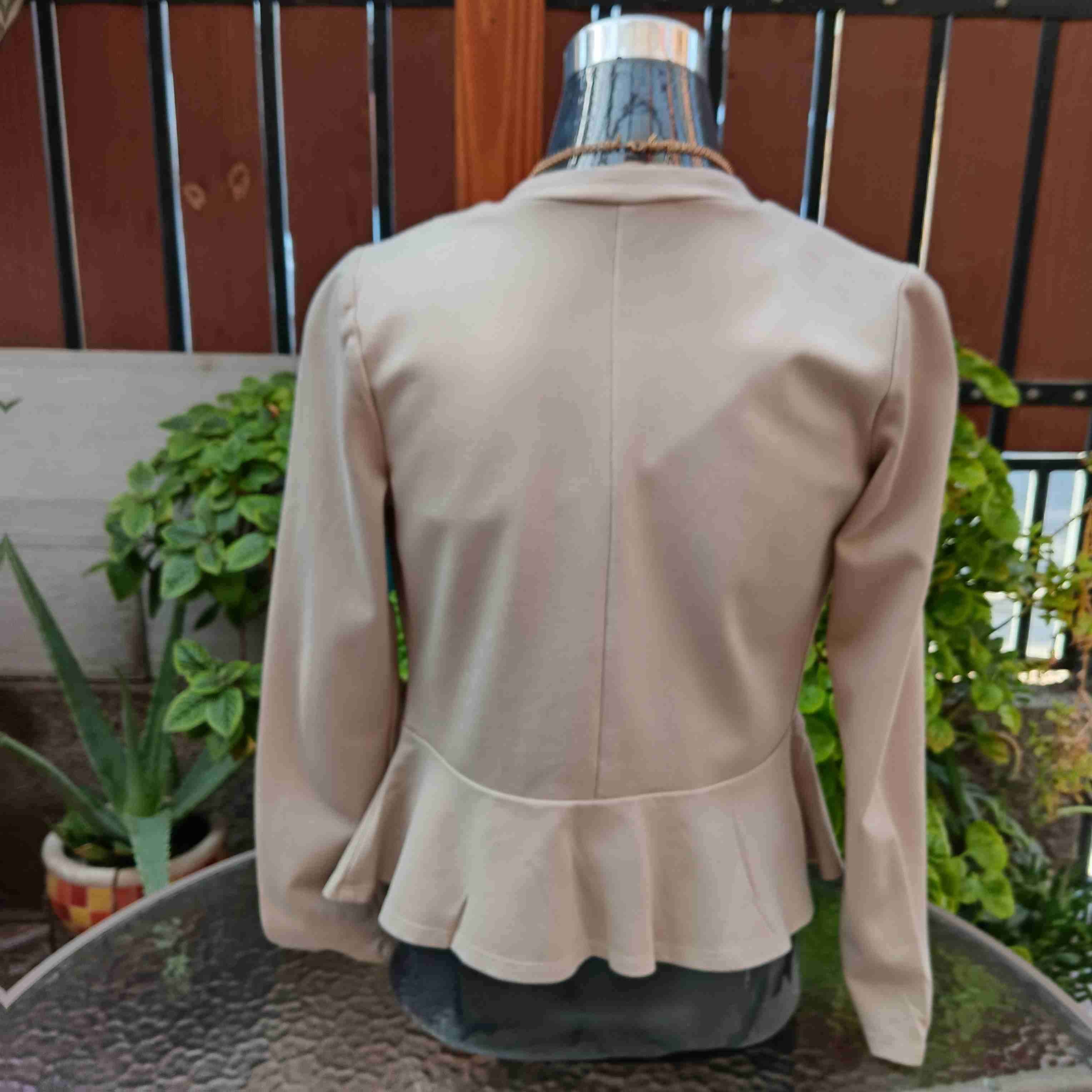 Blazer Beige Elegante Talla 38 🥰 - miniatura 3