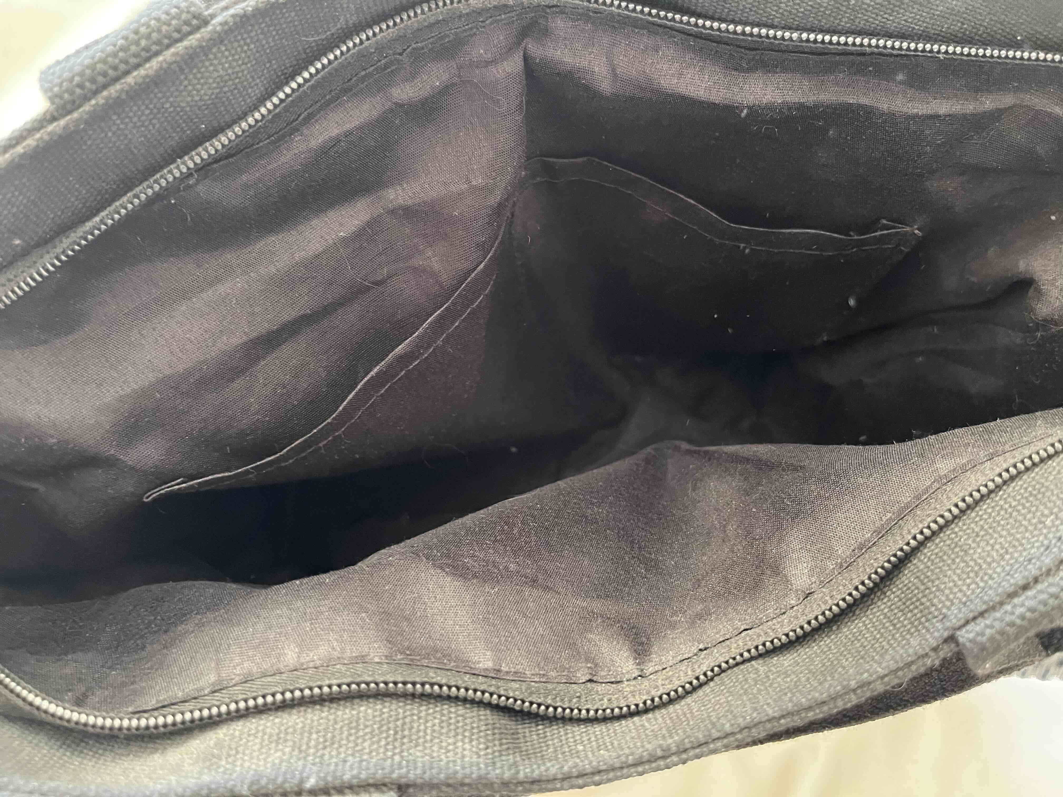 Bolso negro con correa ajustable - miniatura 2