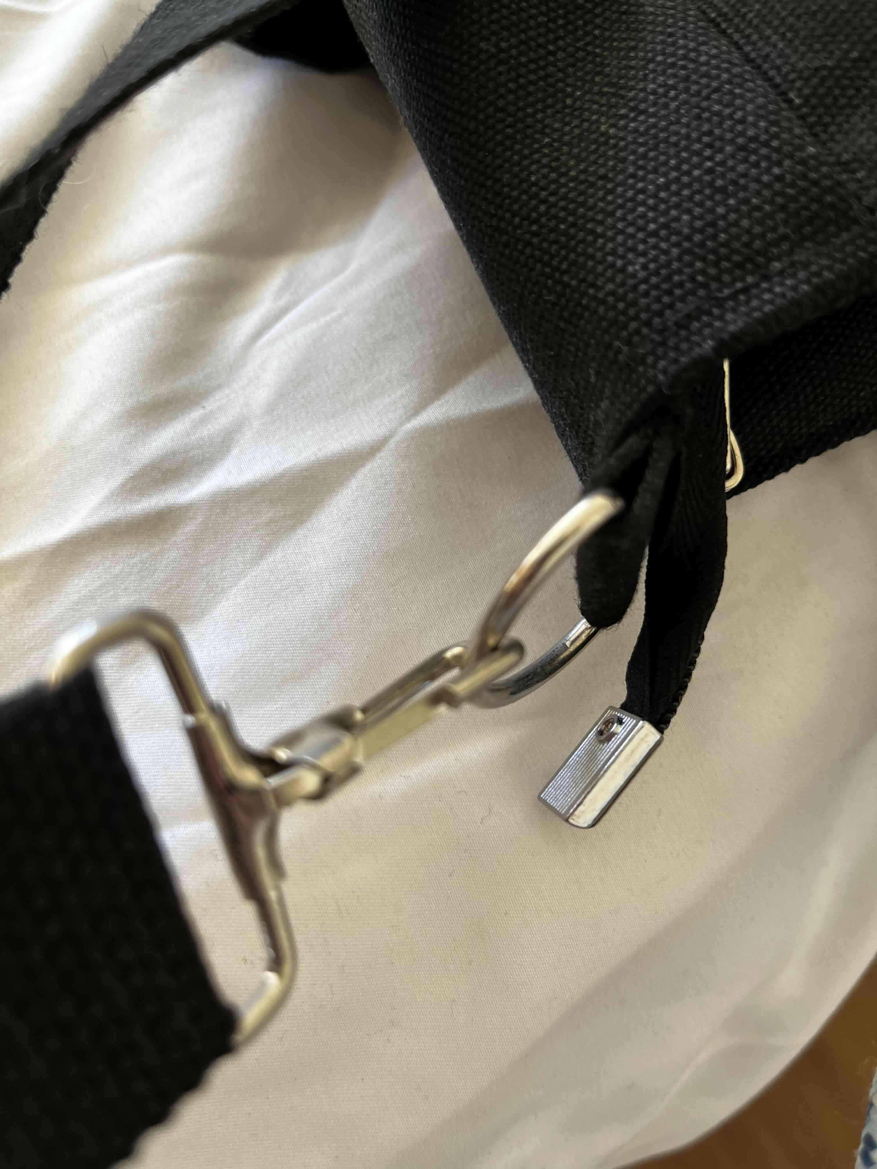 Bolso negro con correa ajustable - miniatura 3