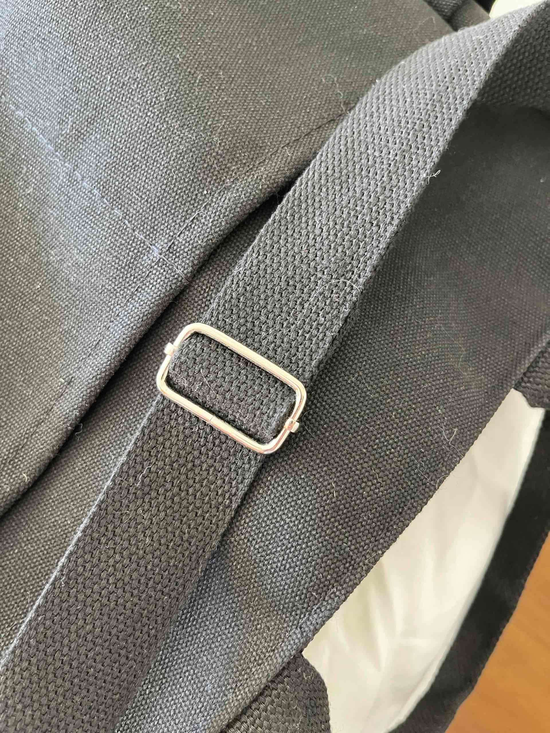 Bolso negro con correa ajustable - miniatura 4