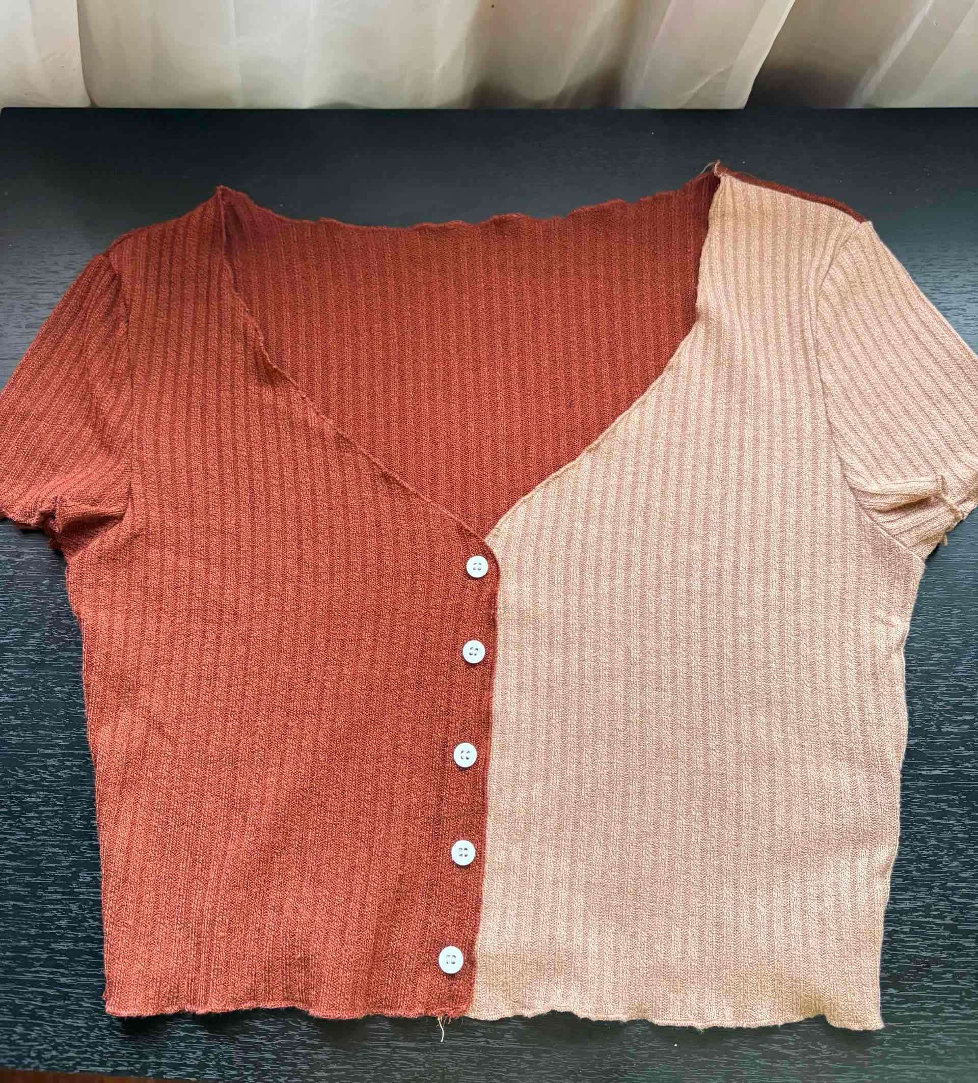Polera bicolor con botones - miniatura 1