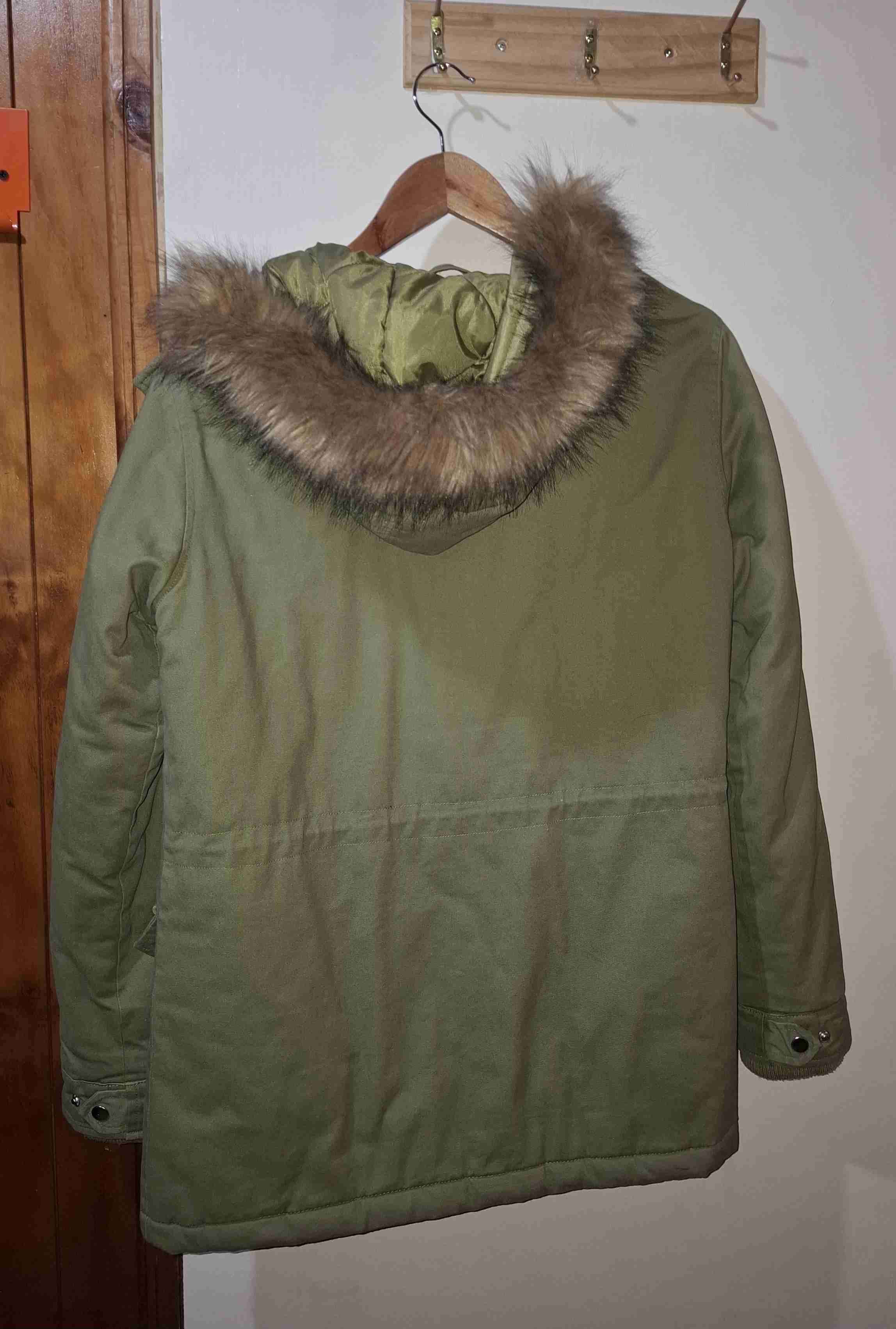 Parka verde con capucha de peluche - miniatura 2