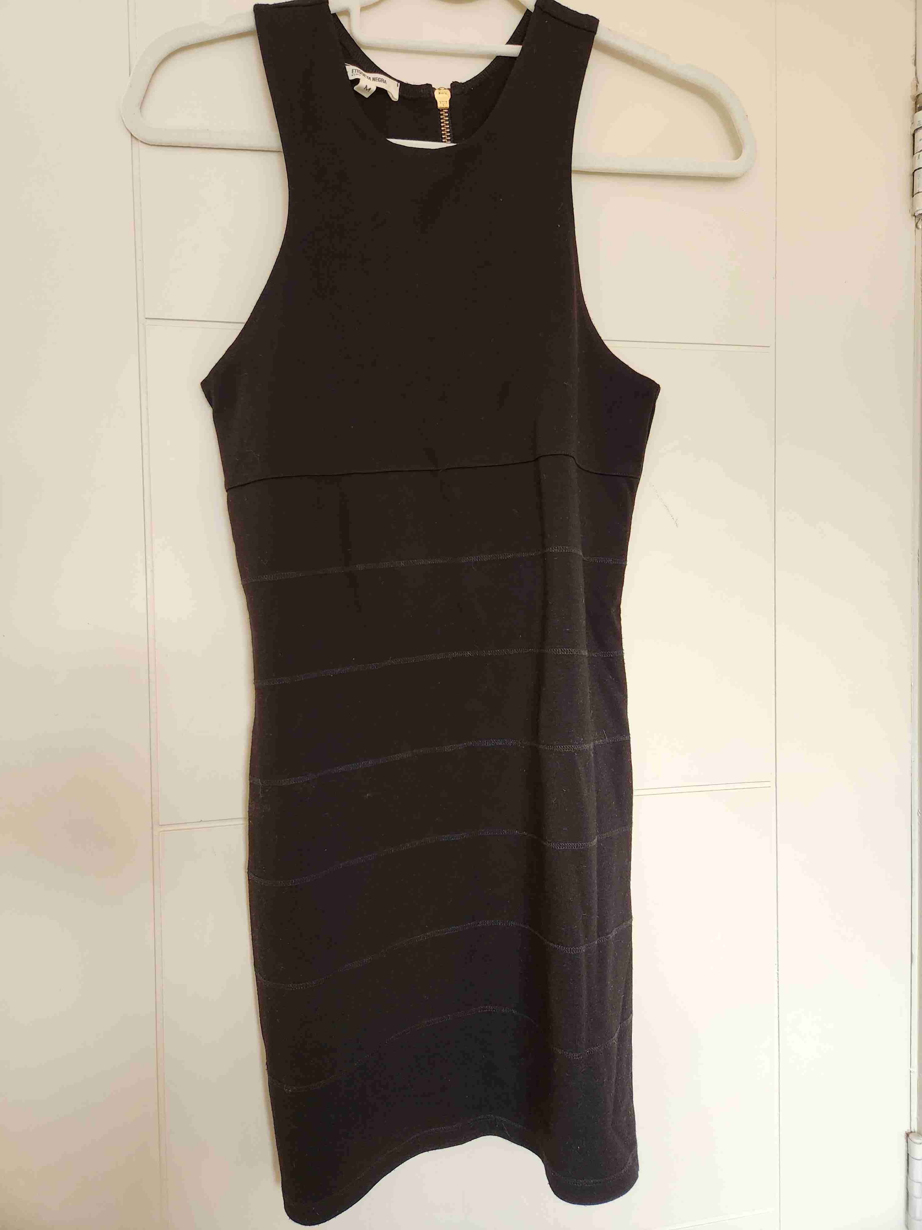 Vestido negro con cierre dorado - miniatura 2