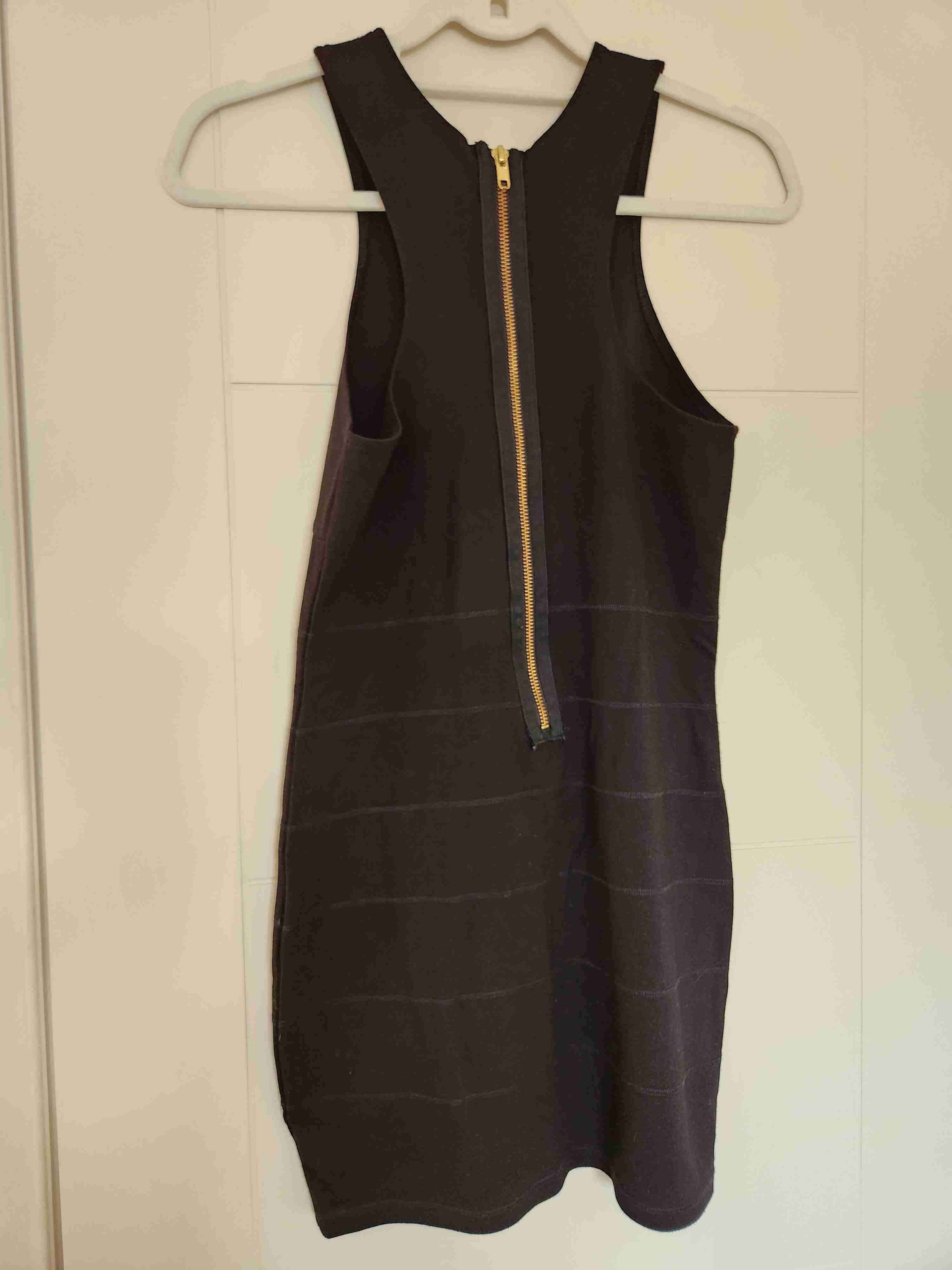 Vestido negro con cierre dorado - miniatura 3