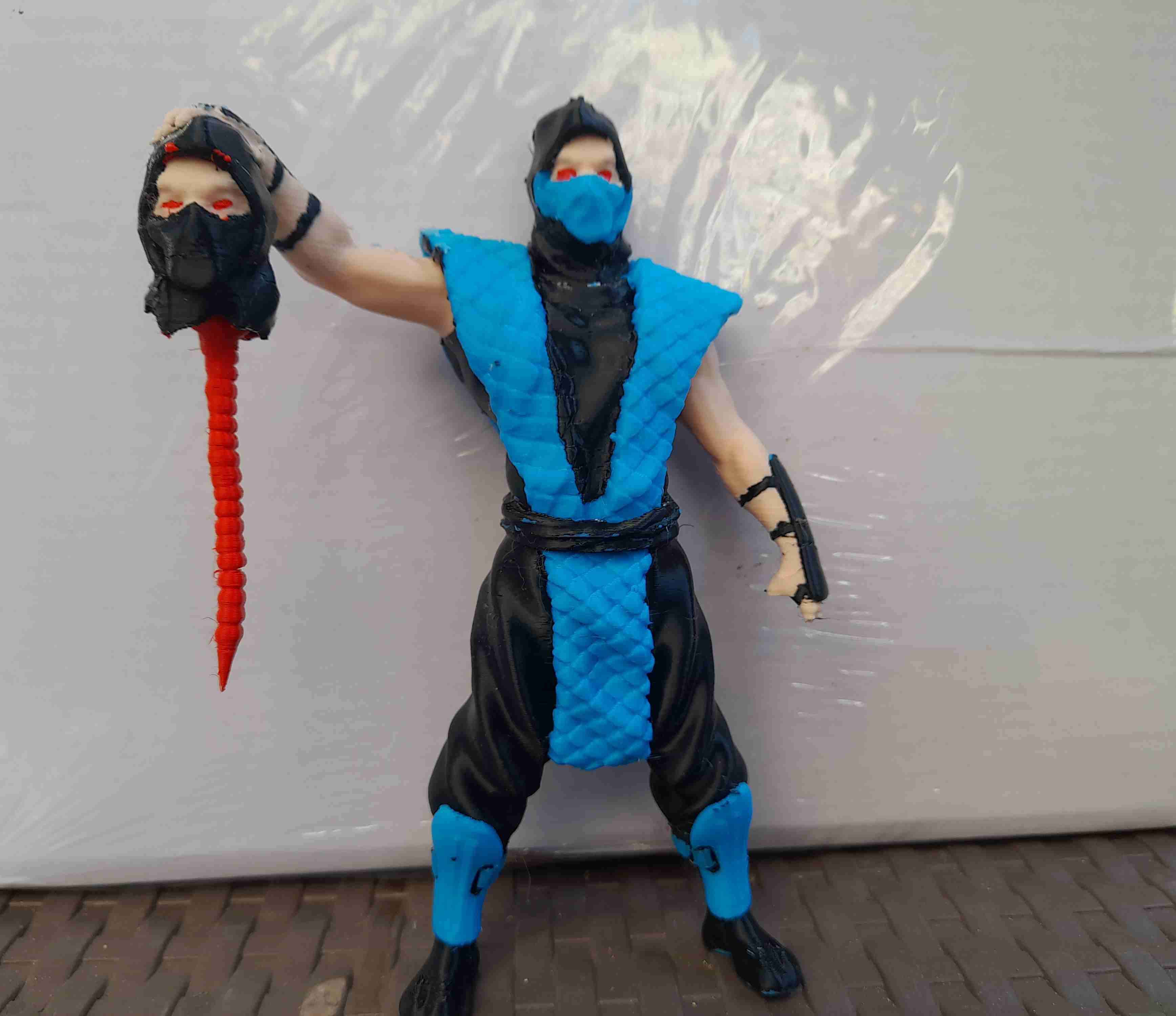 Figura de acción con vestimenta azul