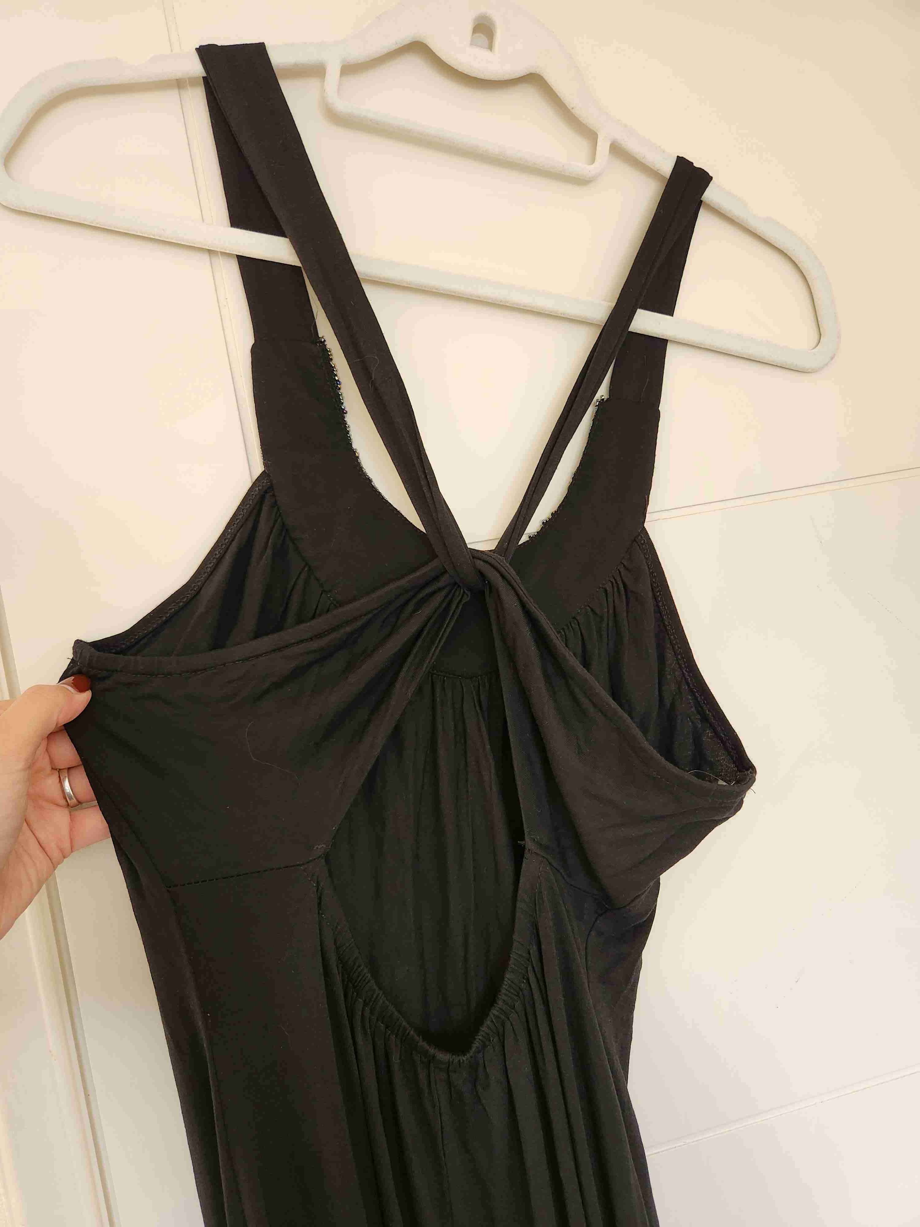 Vestido negro con adornos - miniatura 3