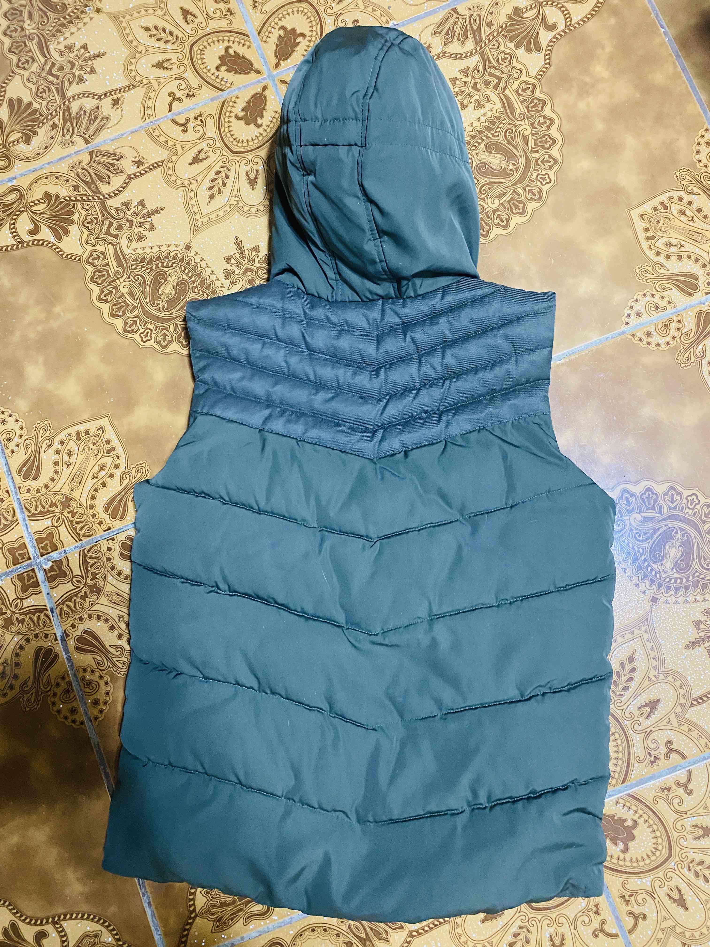 Chaleco verde con capucha - miniatura 2