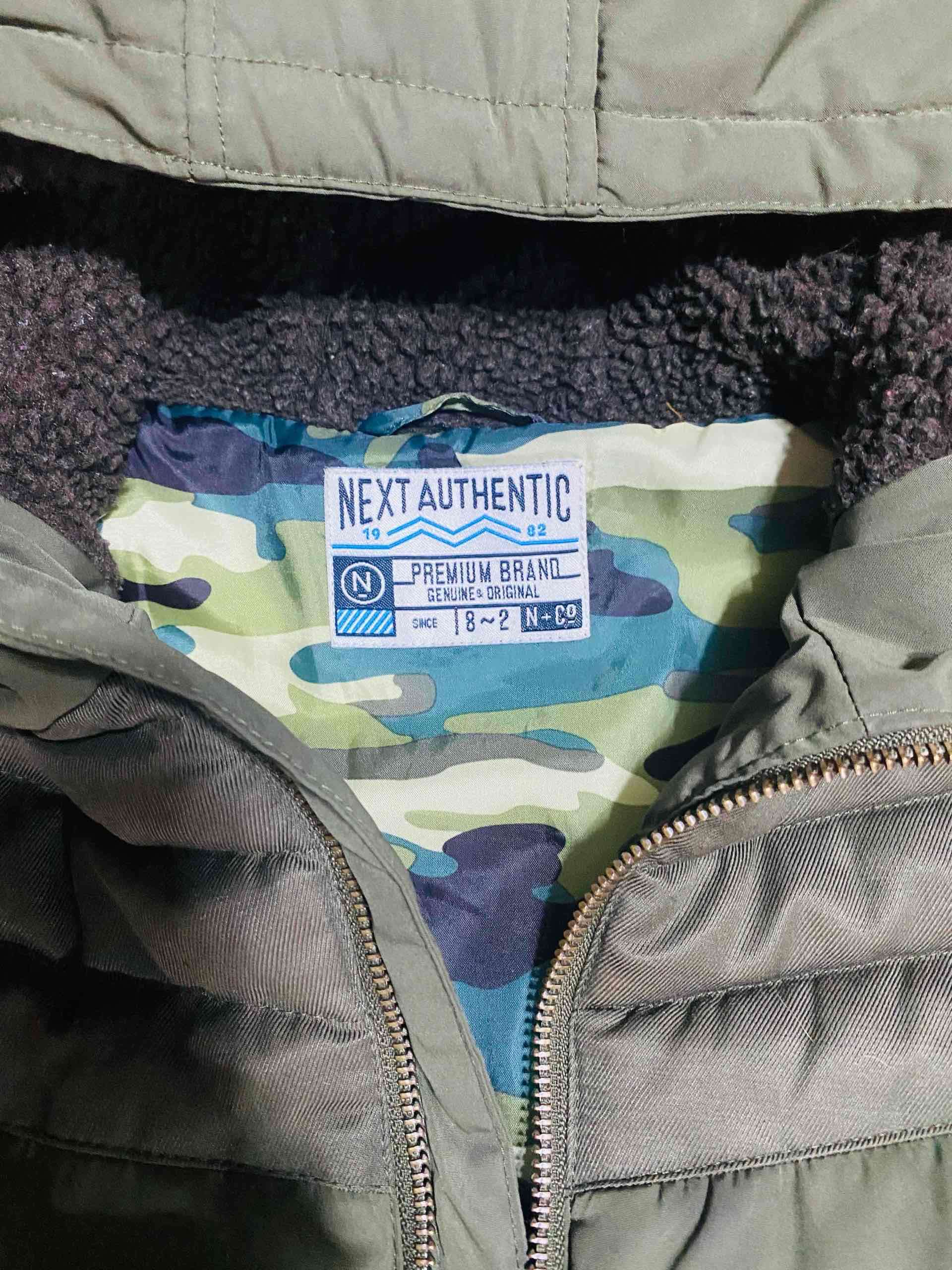 Chaleco verde con capucha - miniatura 3