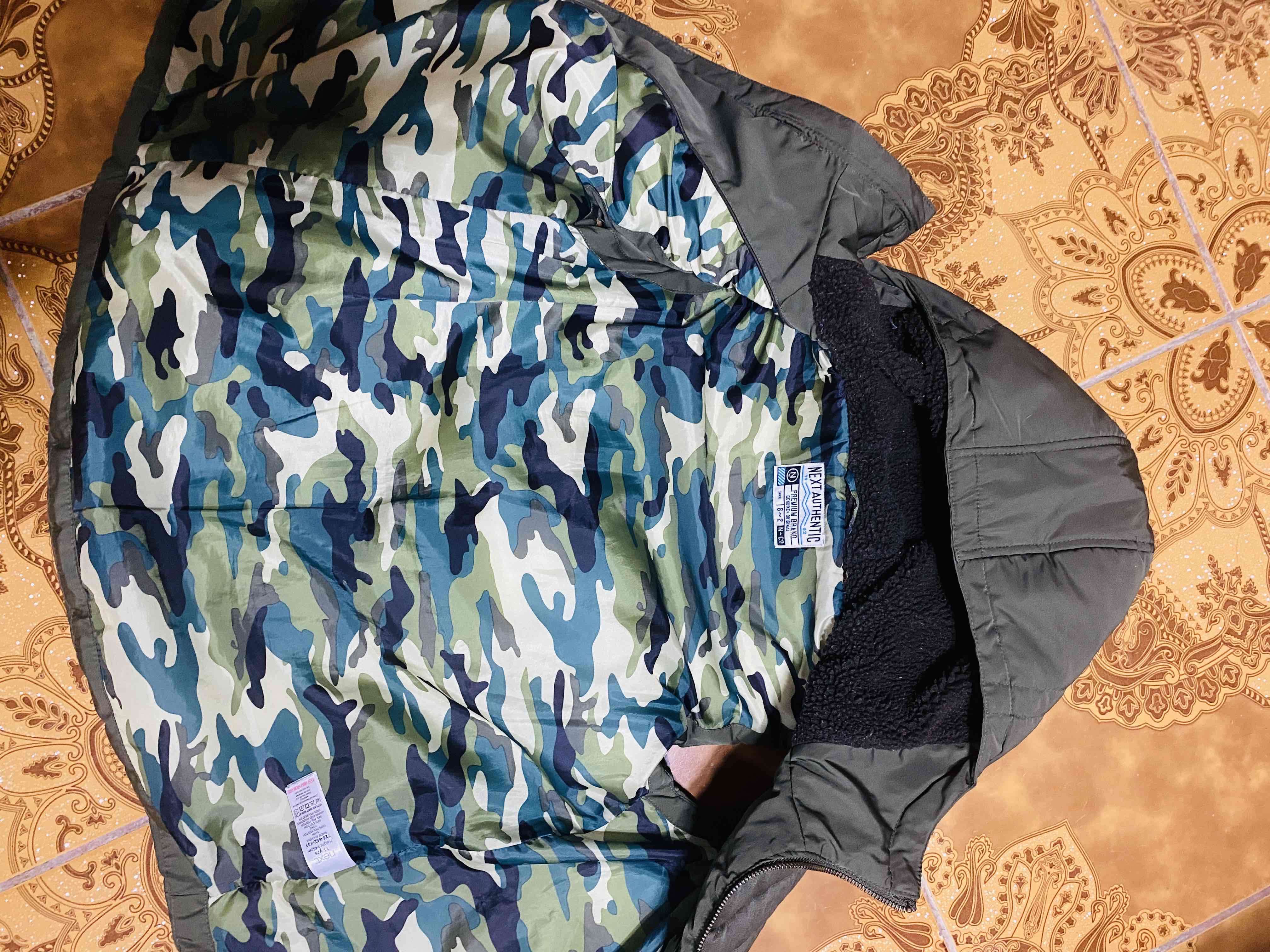 Chaleco verde con capucha - miniatura 4