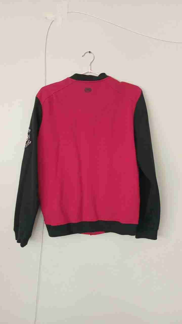 Chaqueta varsity roja y negra - miniatura 2