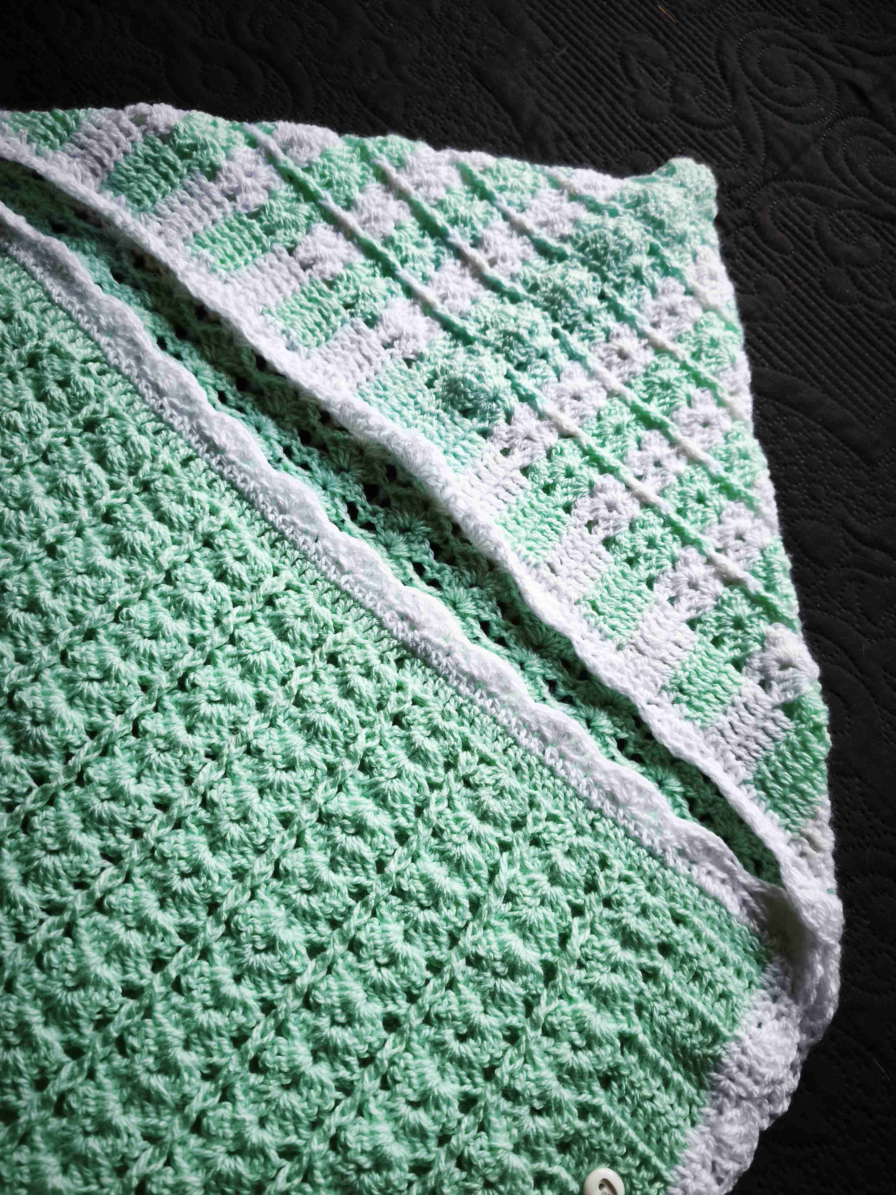 Saquito porta bebé a crochet verde y blanca - miniatura 1