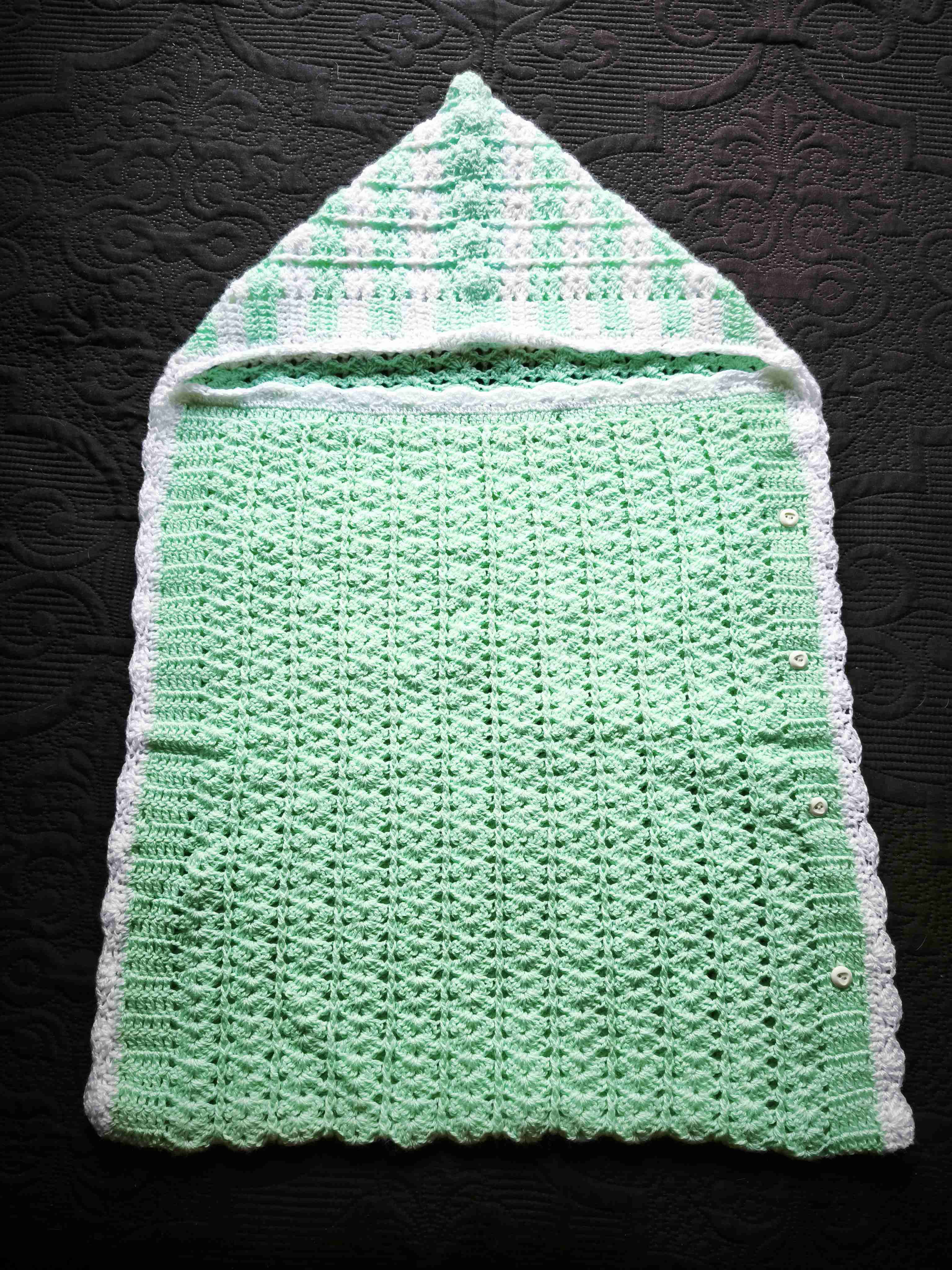 Saquito porta bebé a crochet verde y blanca - miniatura 2