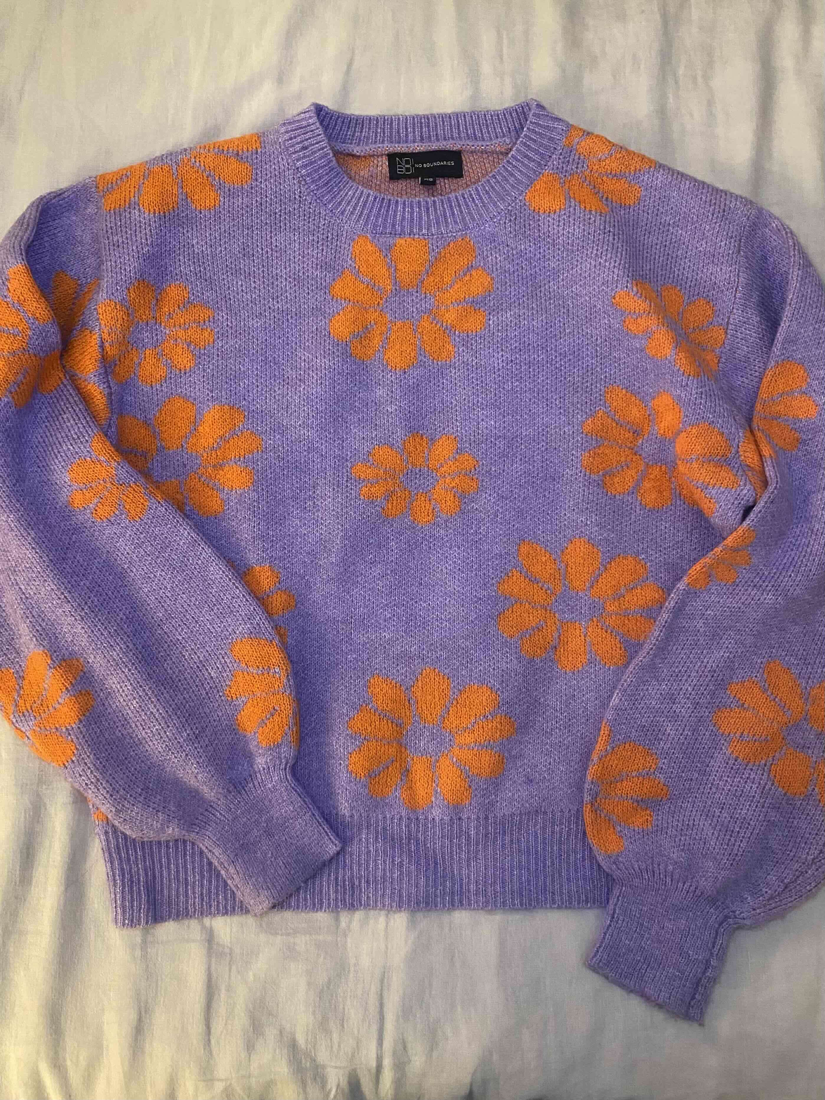 Suéter morado con flores naranjas - miniatura 2