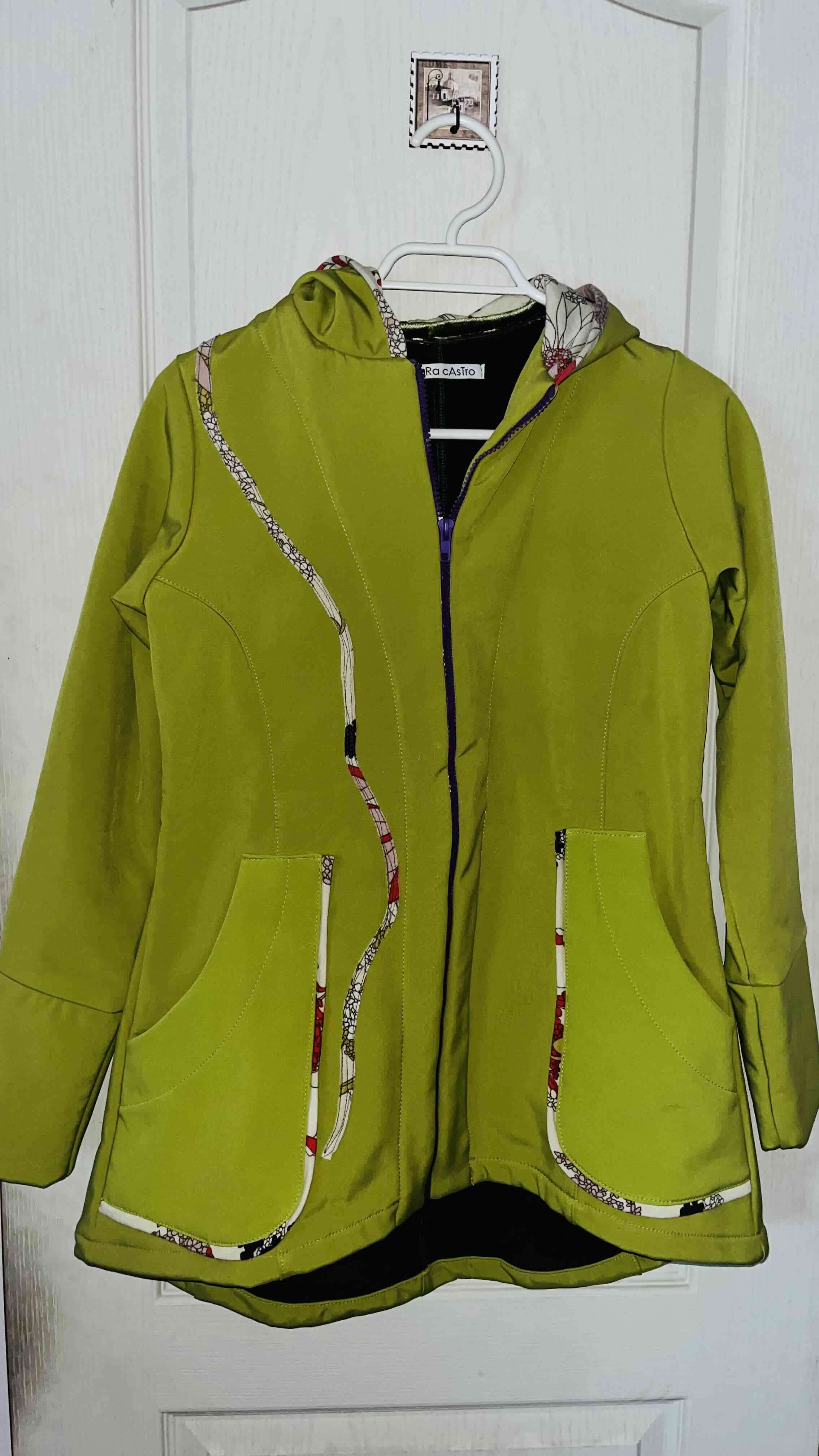Chaqueta verde con capucha - miniatura 1