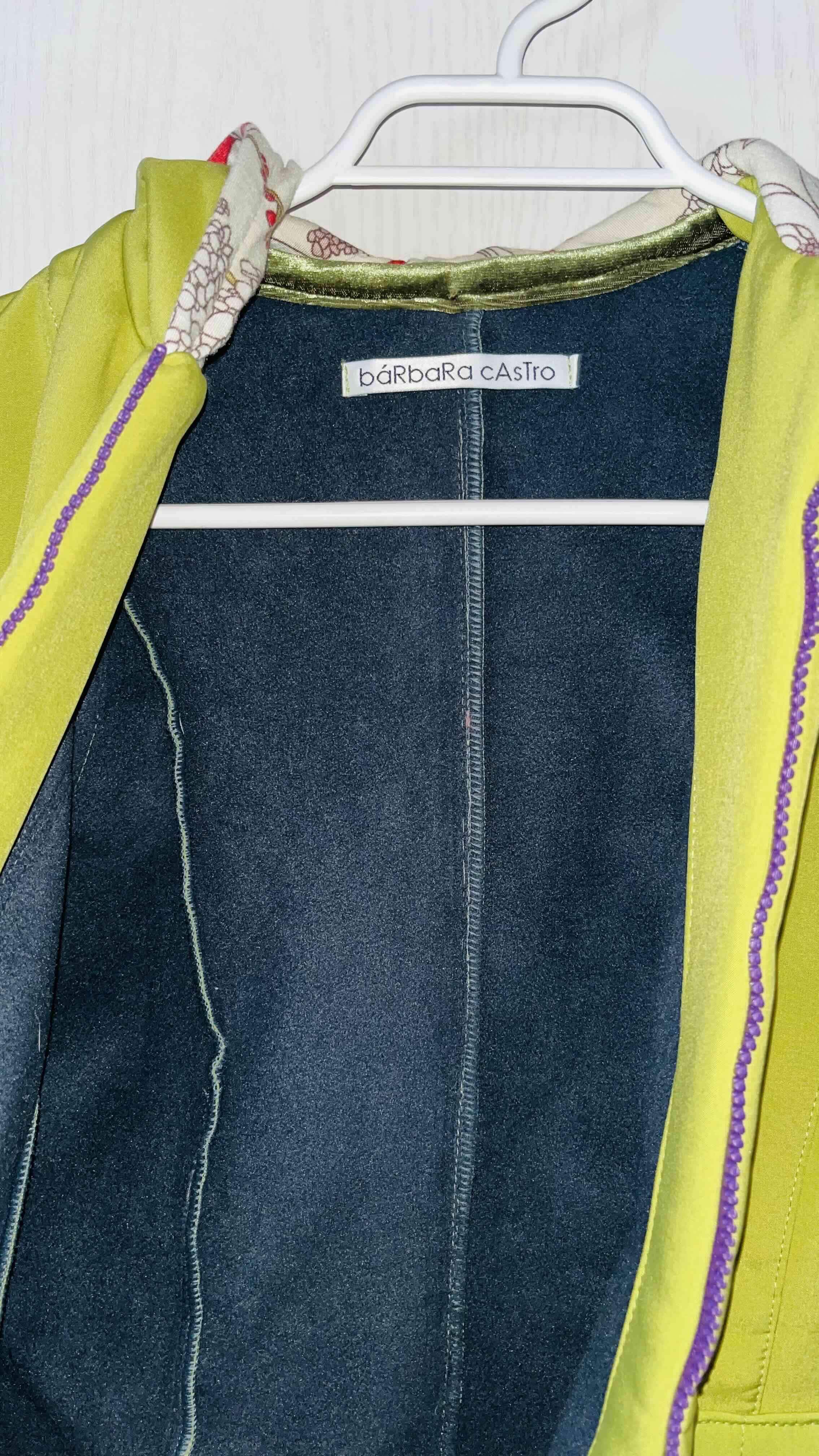 Chaqueta verde con capucha - miniatura 2