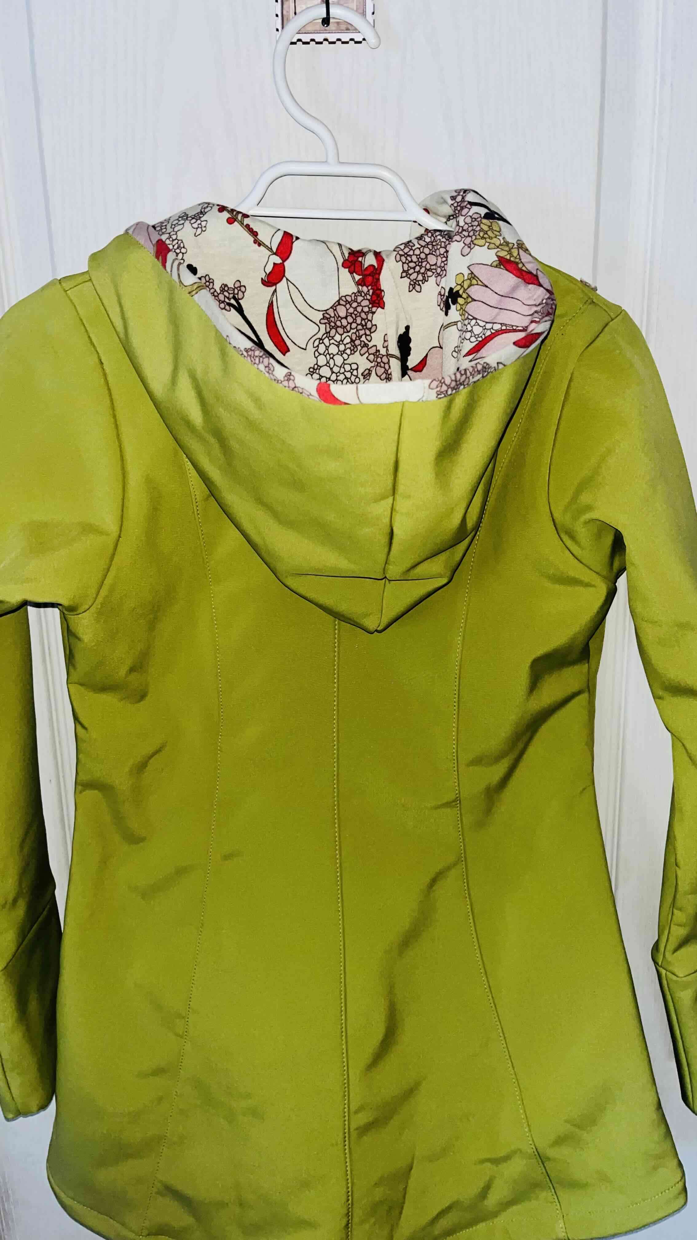 Chaqueta verde con capucha - miniatura 3