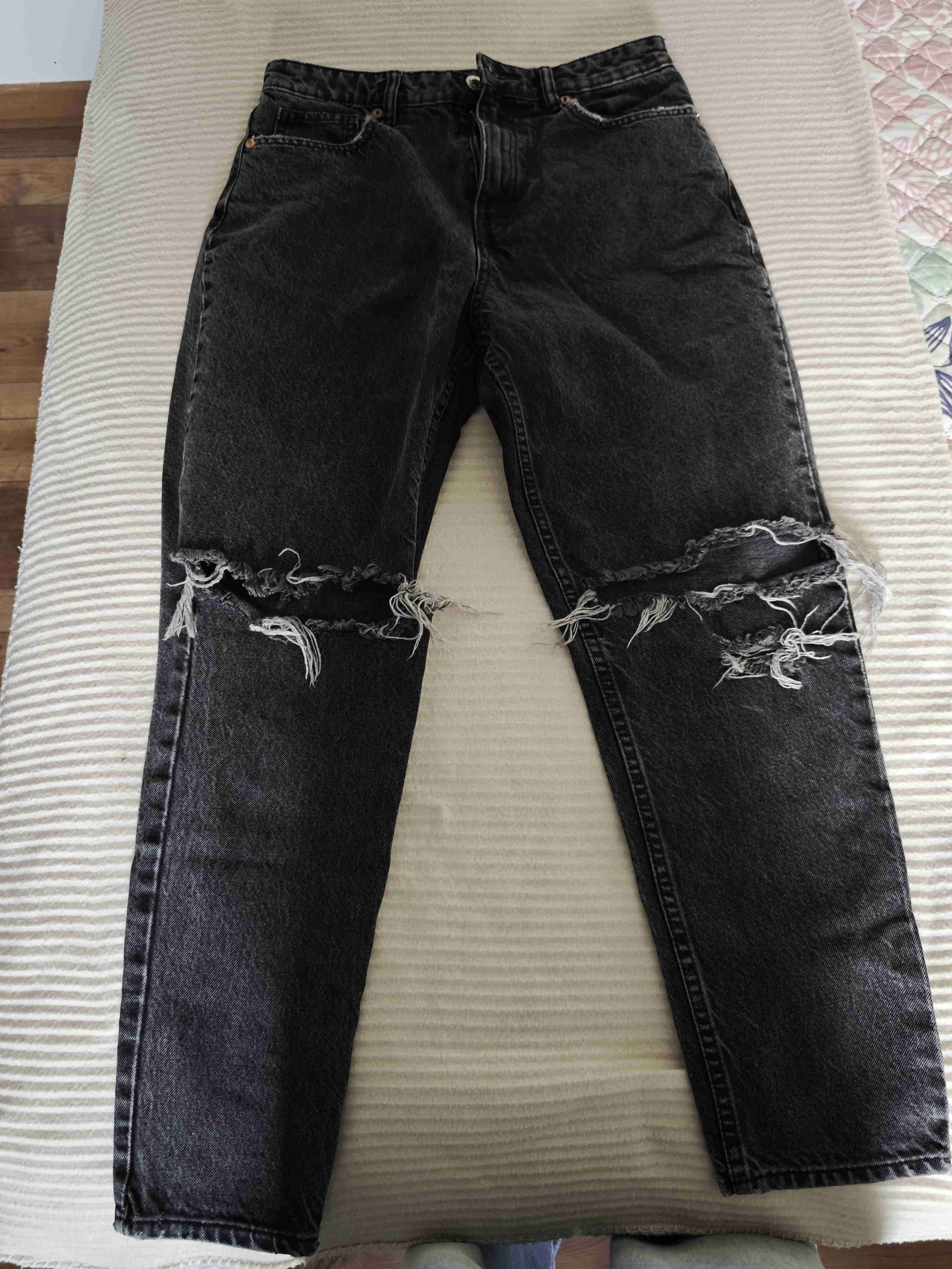 Jeans negros abertura en rodillas