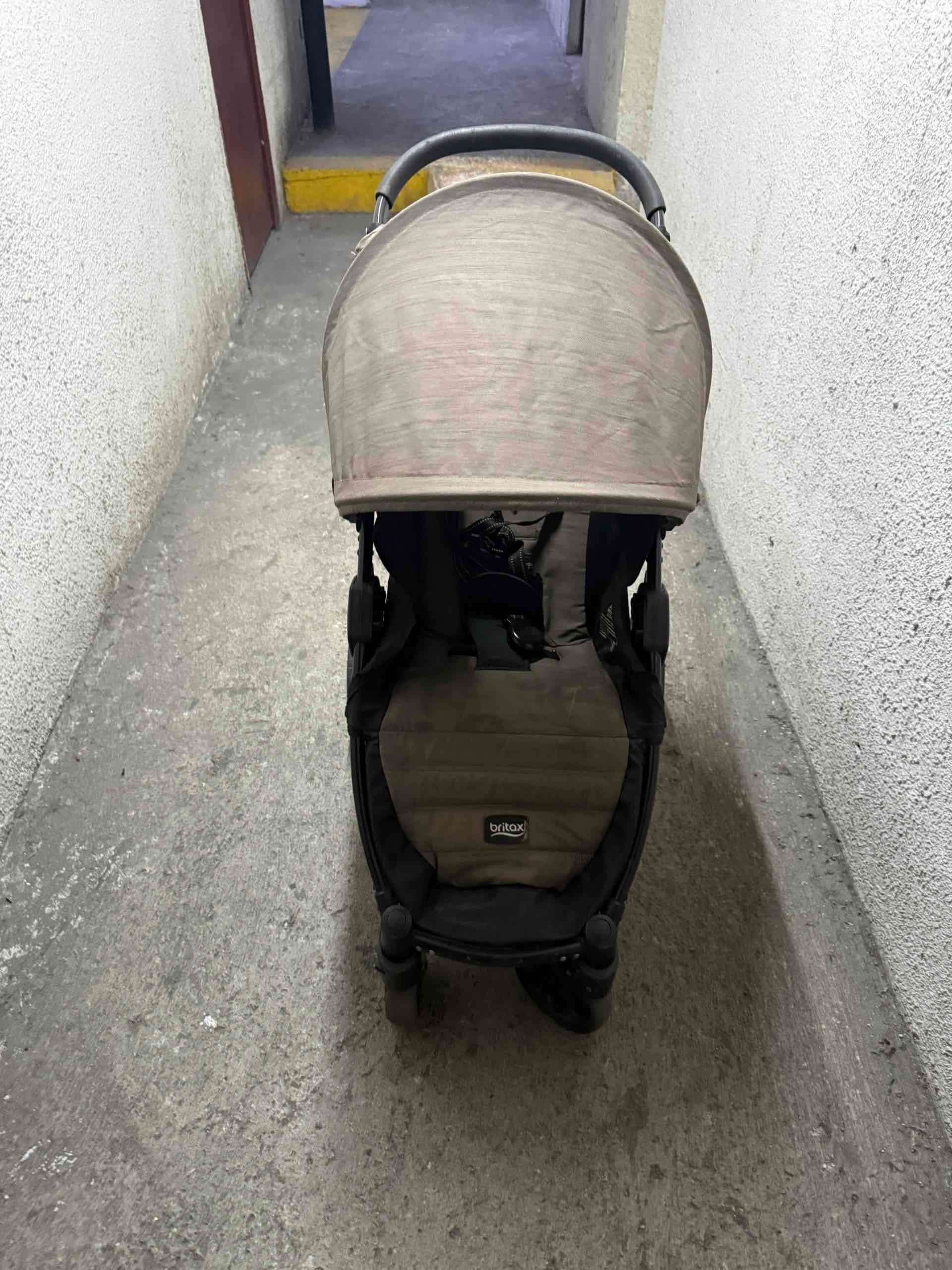 Coche Britax plegable gris con silla para auto - miniatura 1