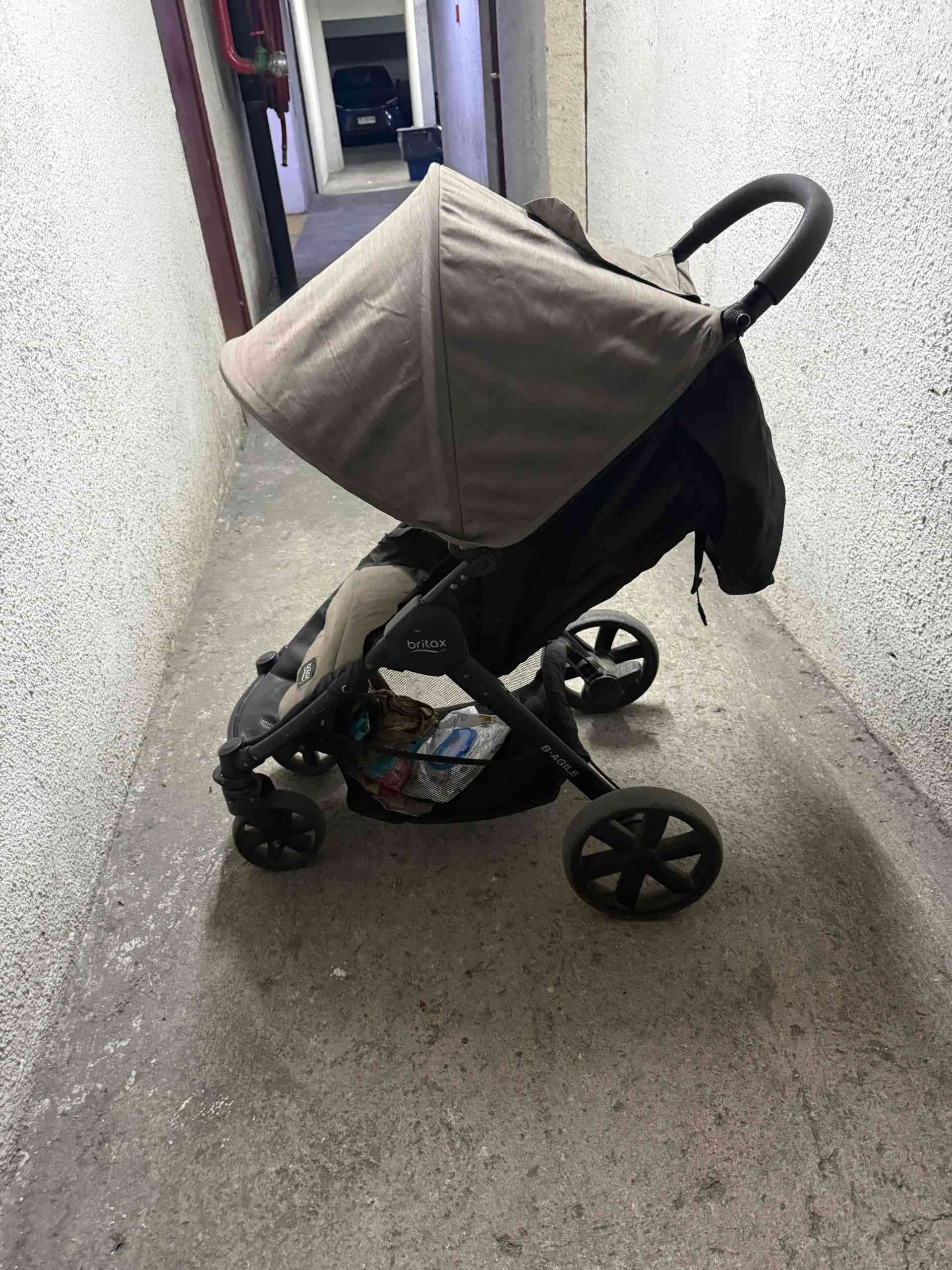Coche Britax plegable gris con silla para auto - miniatura 2
