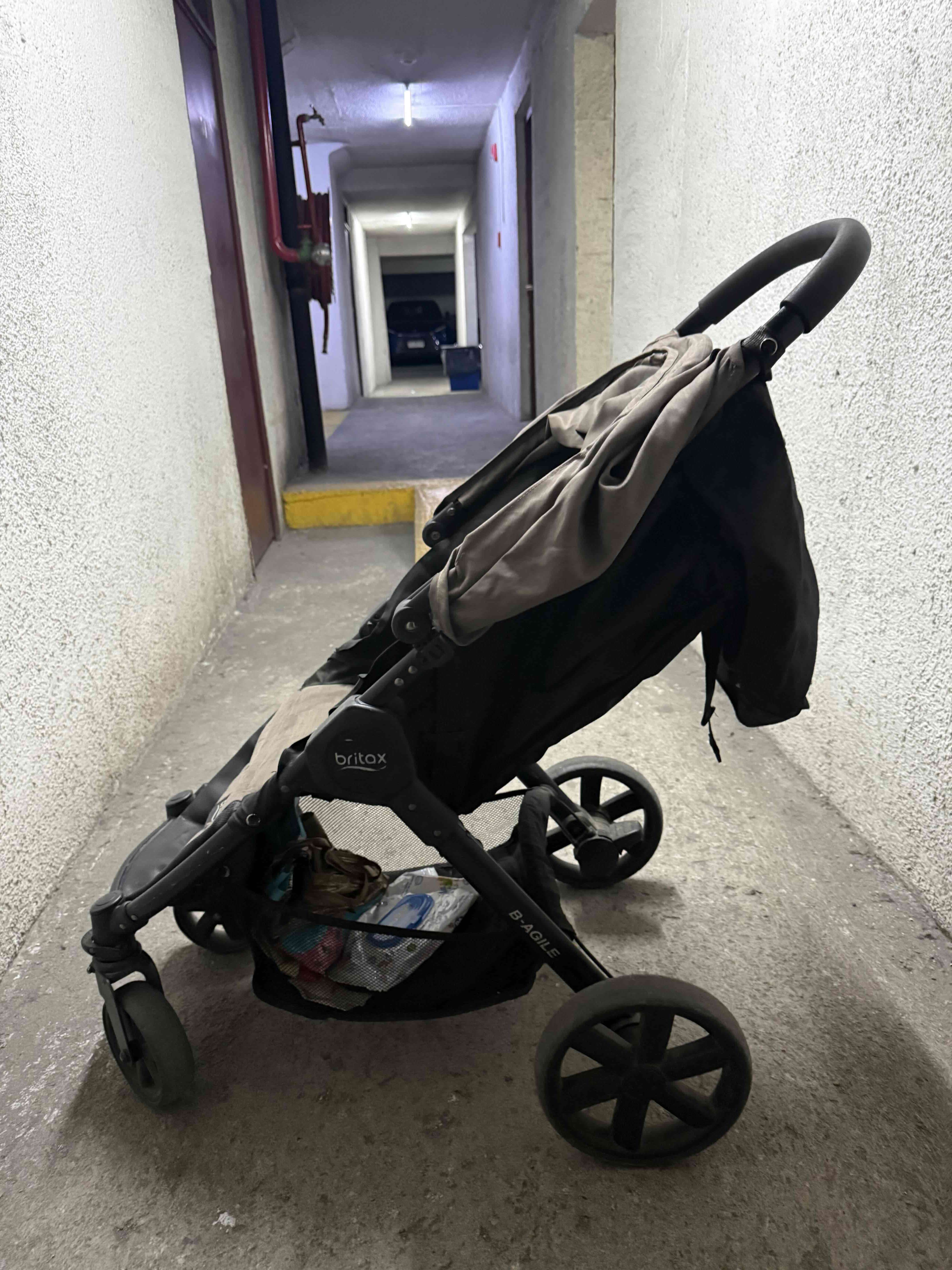 Coche Britax plegable gris con silla para auto - miniatura 3