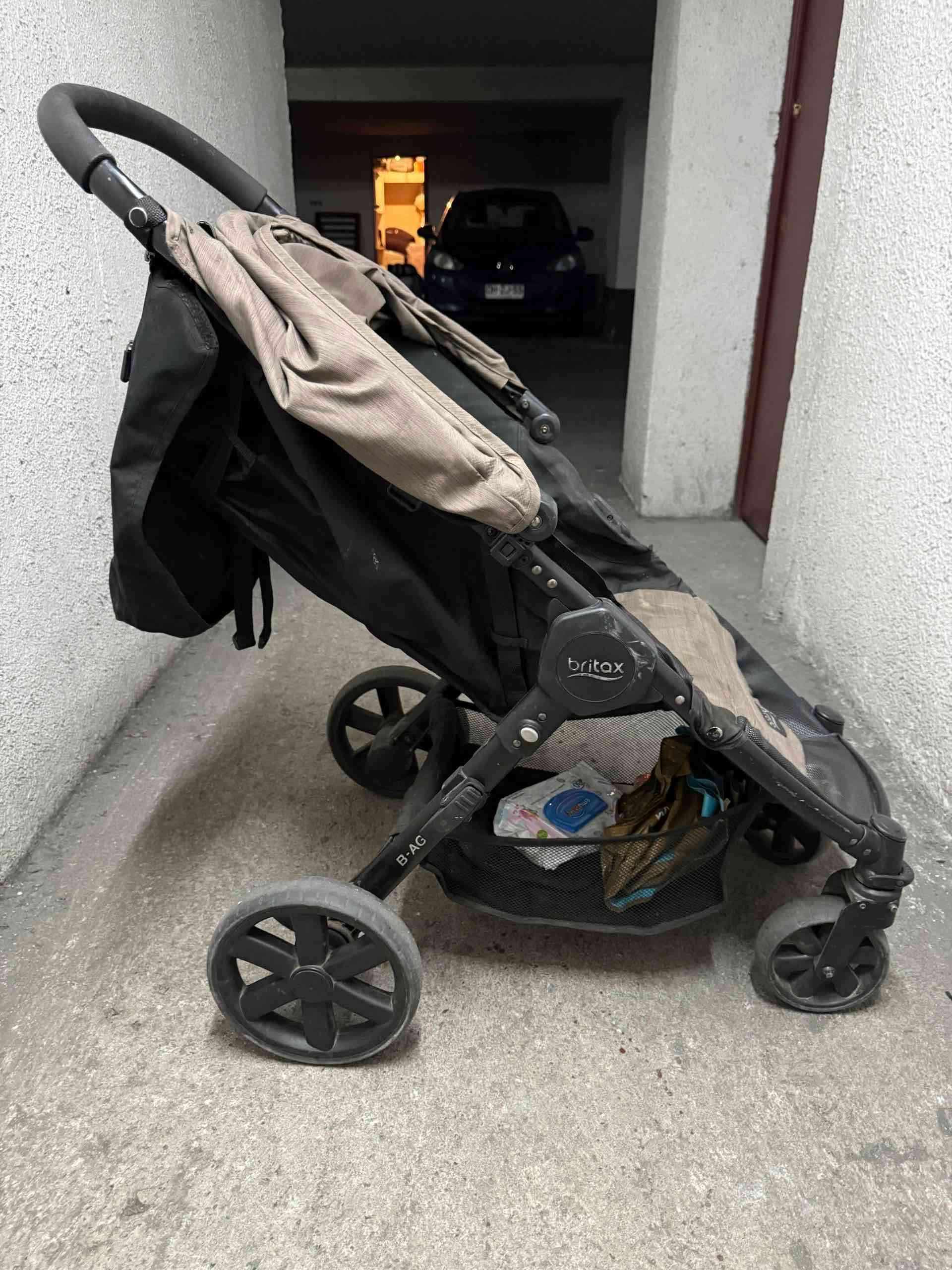 Coche Britax plegable gris con silla para auto - miniatura 4