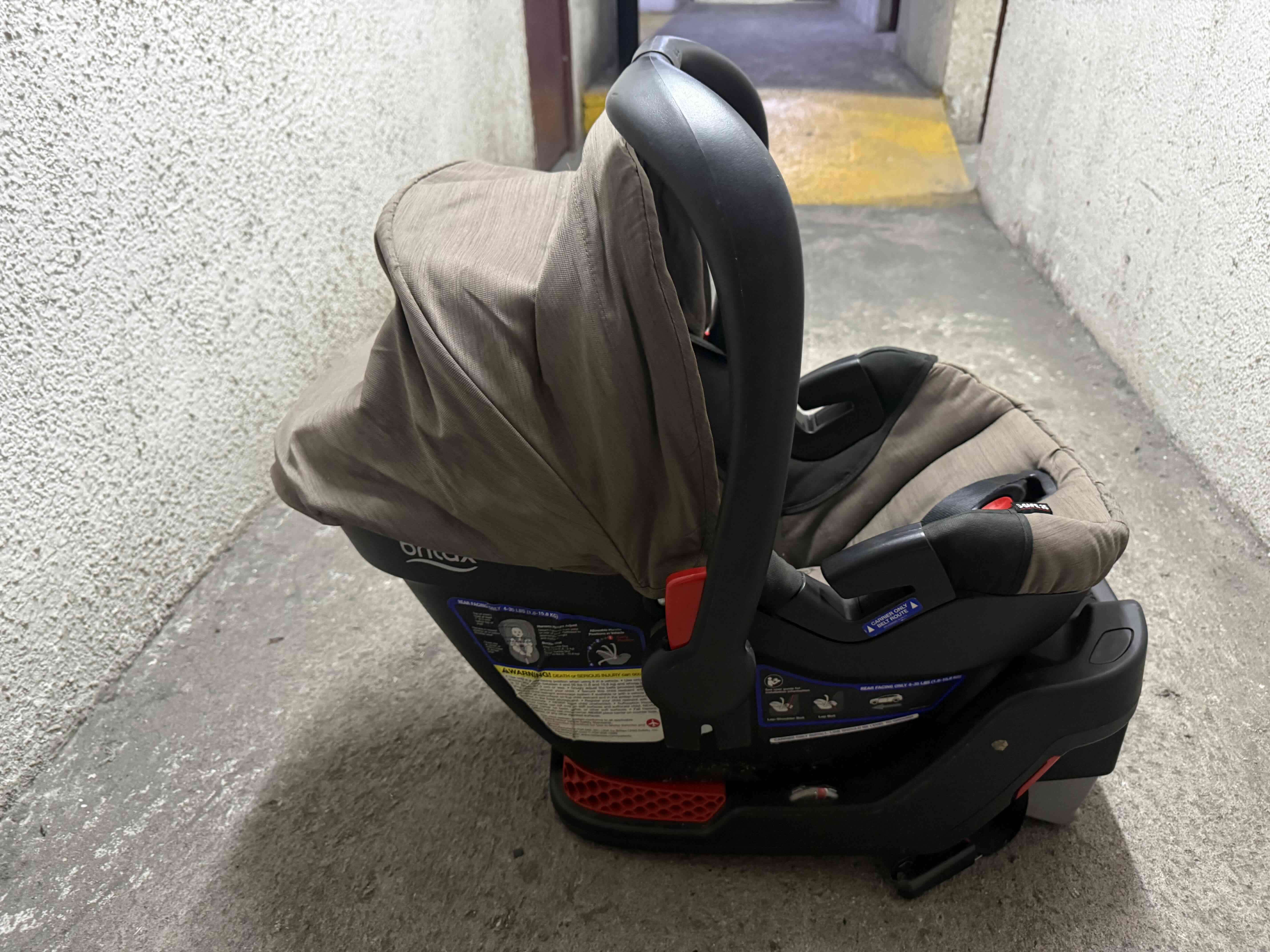 Coche Britax plegable gris con silla para auto - miniatura 6