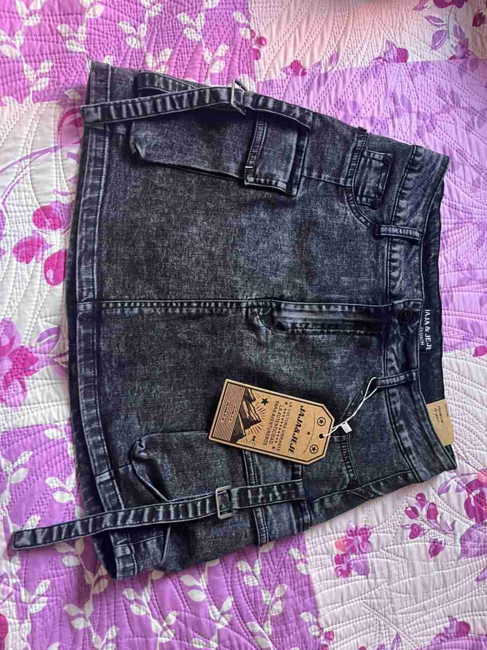 Falda corta de mezclilla con hebillas - miniatura 1