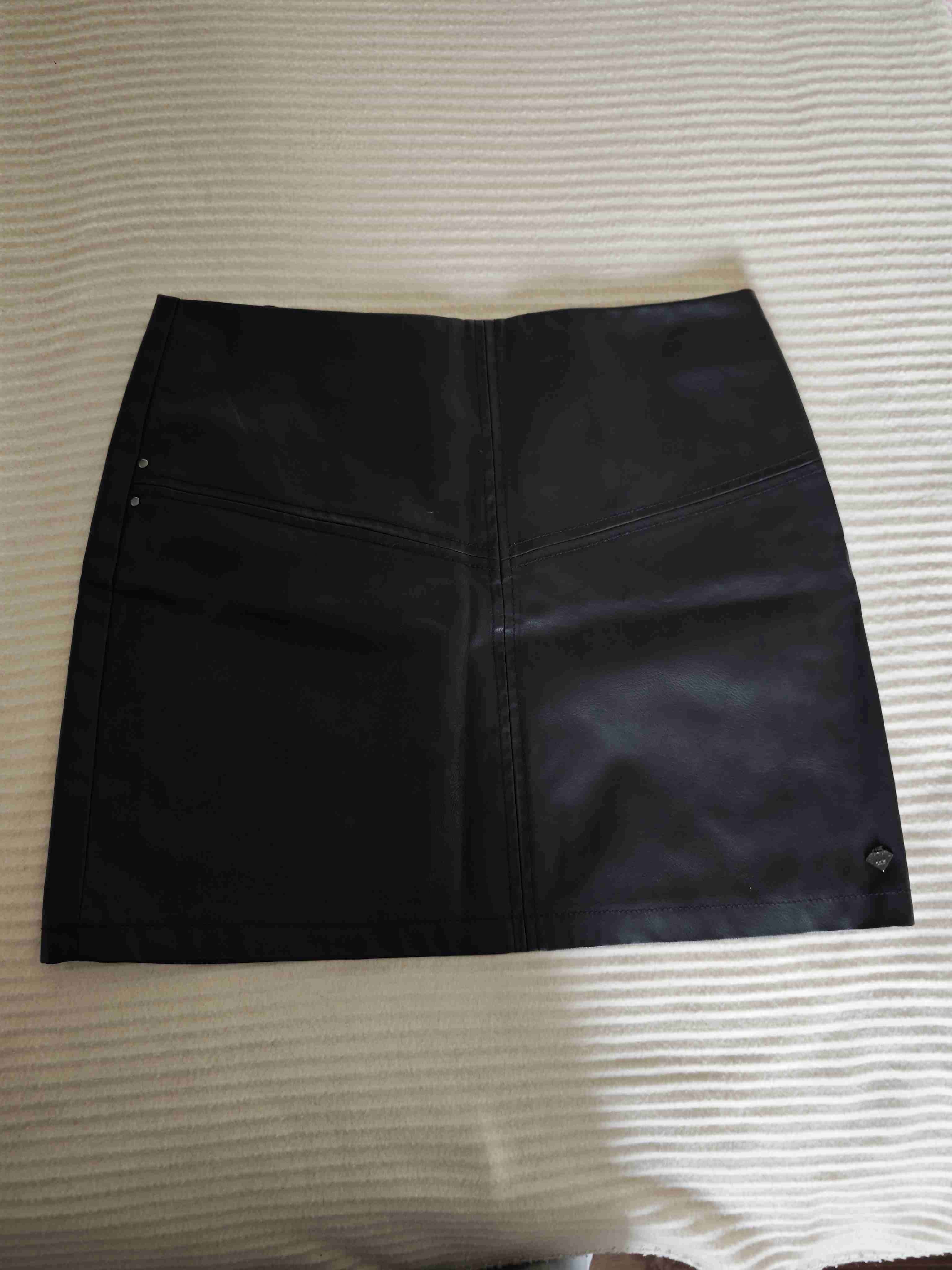 Falda corta de cuero negra