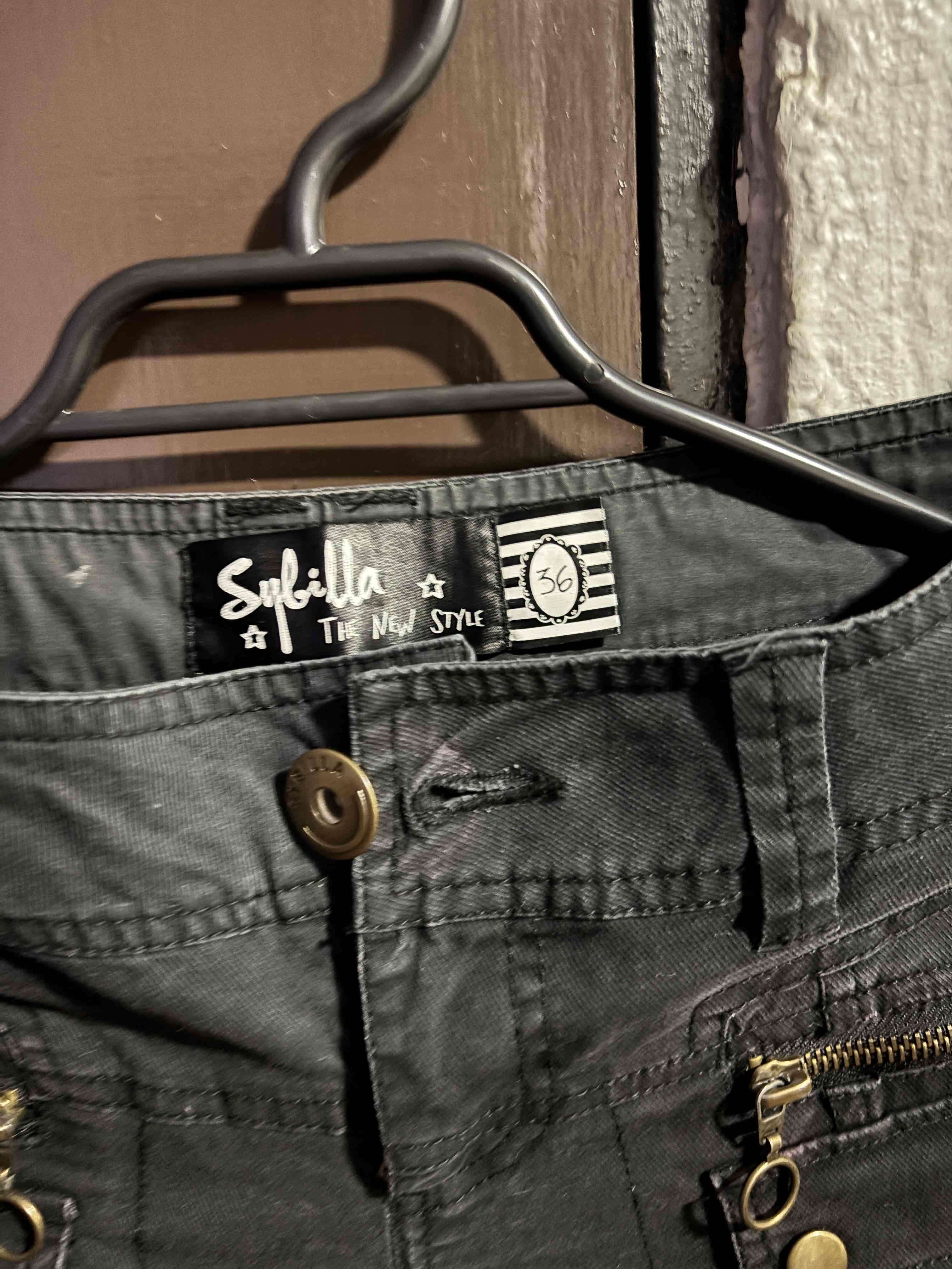 Pantalón capri negro con bolsillos - miniatura 2