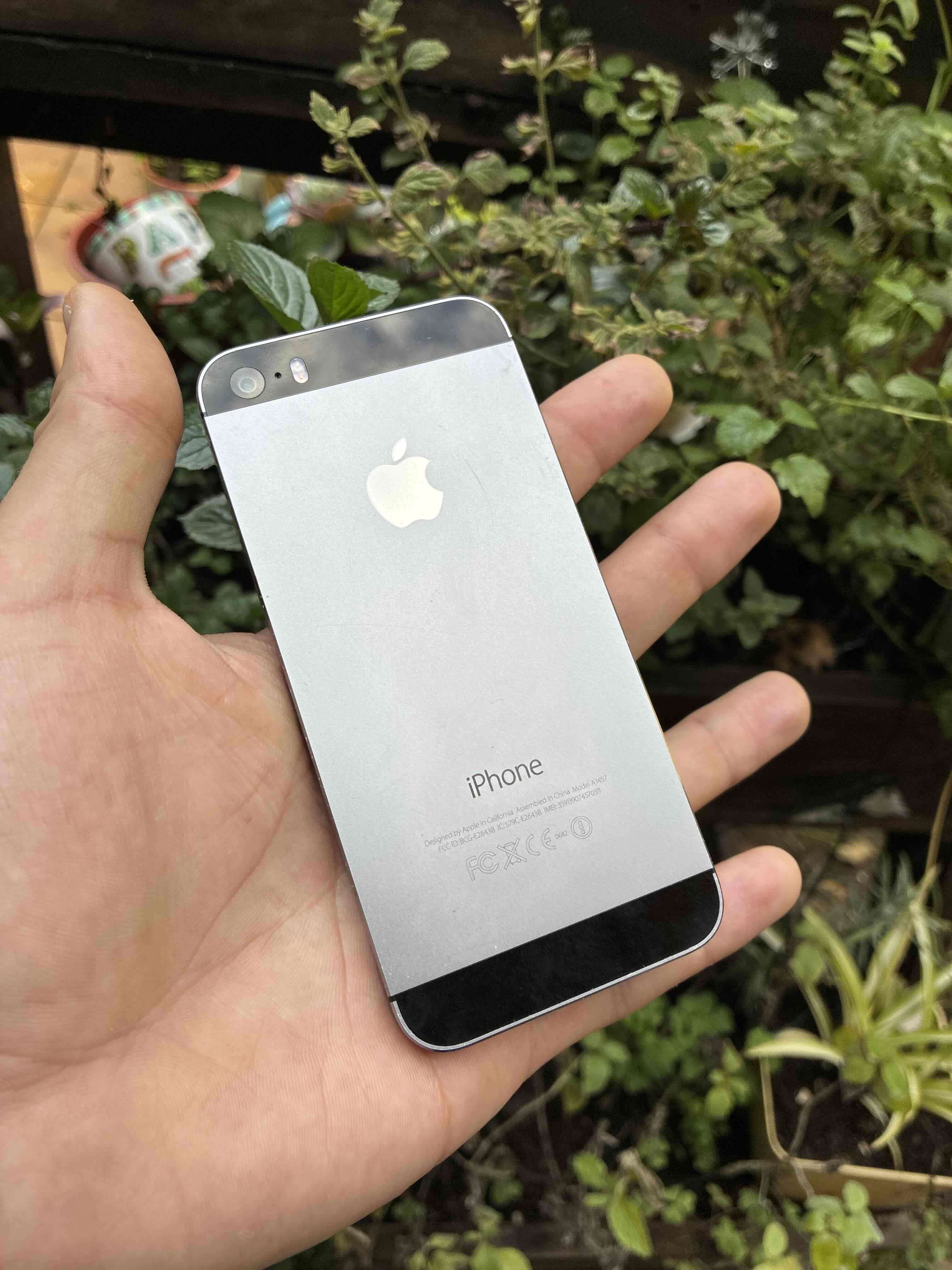 iPhone 5s gris en buen estado - miniatura 1