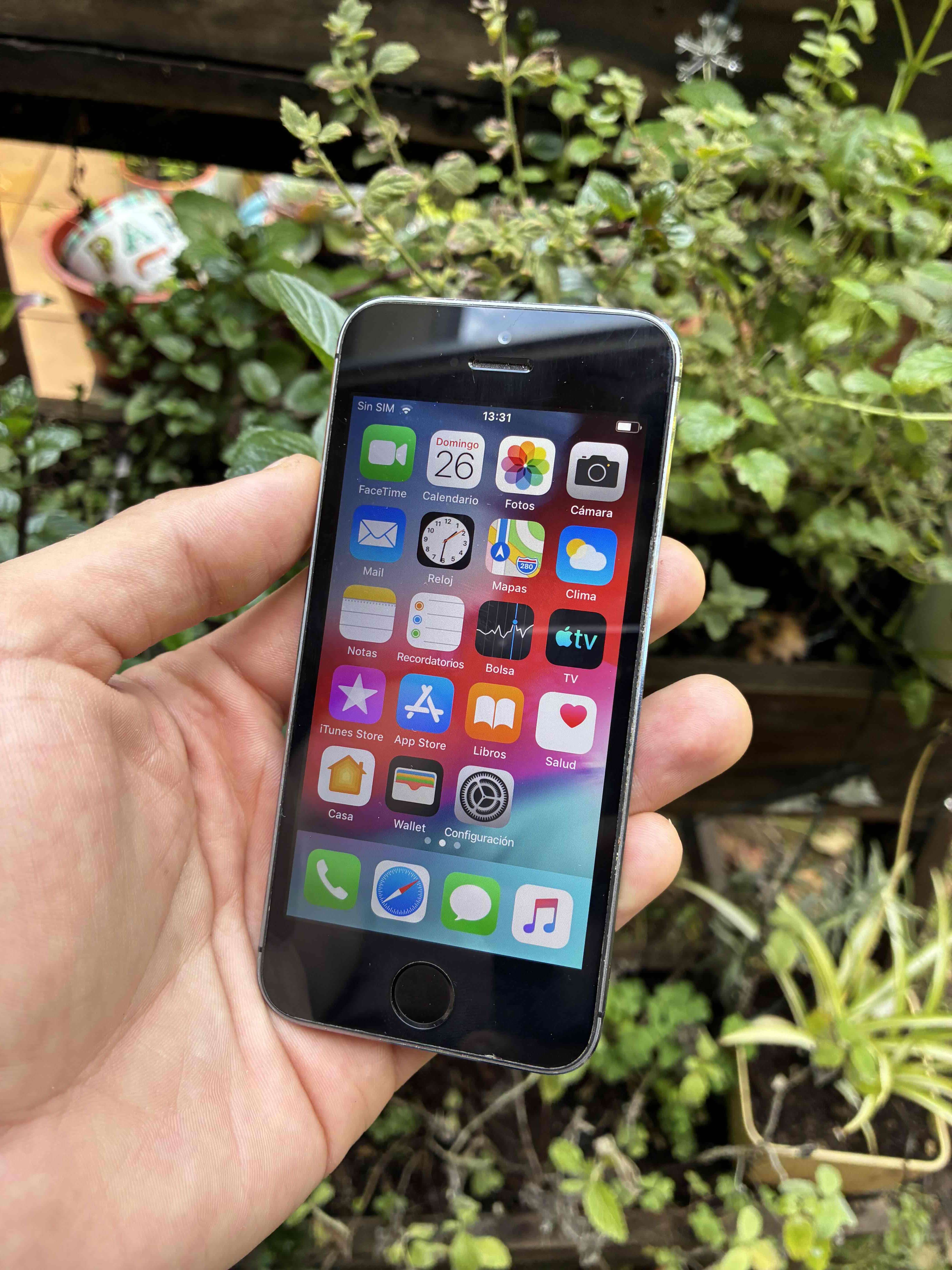 iPhone 5s gris en buen estado - miniatura 2