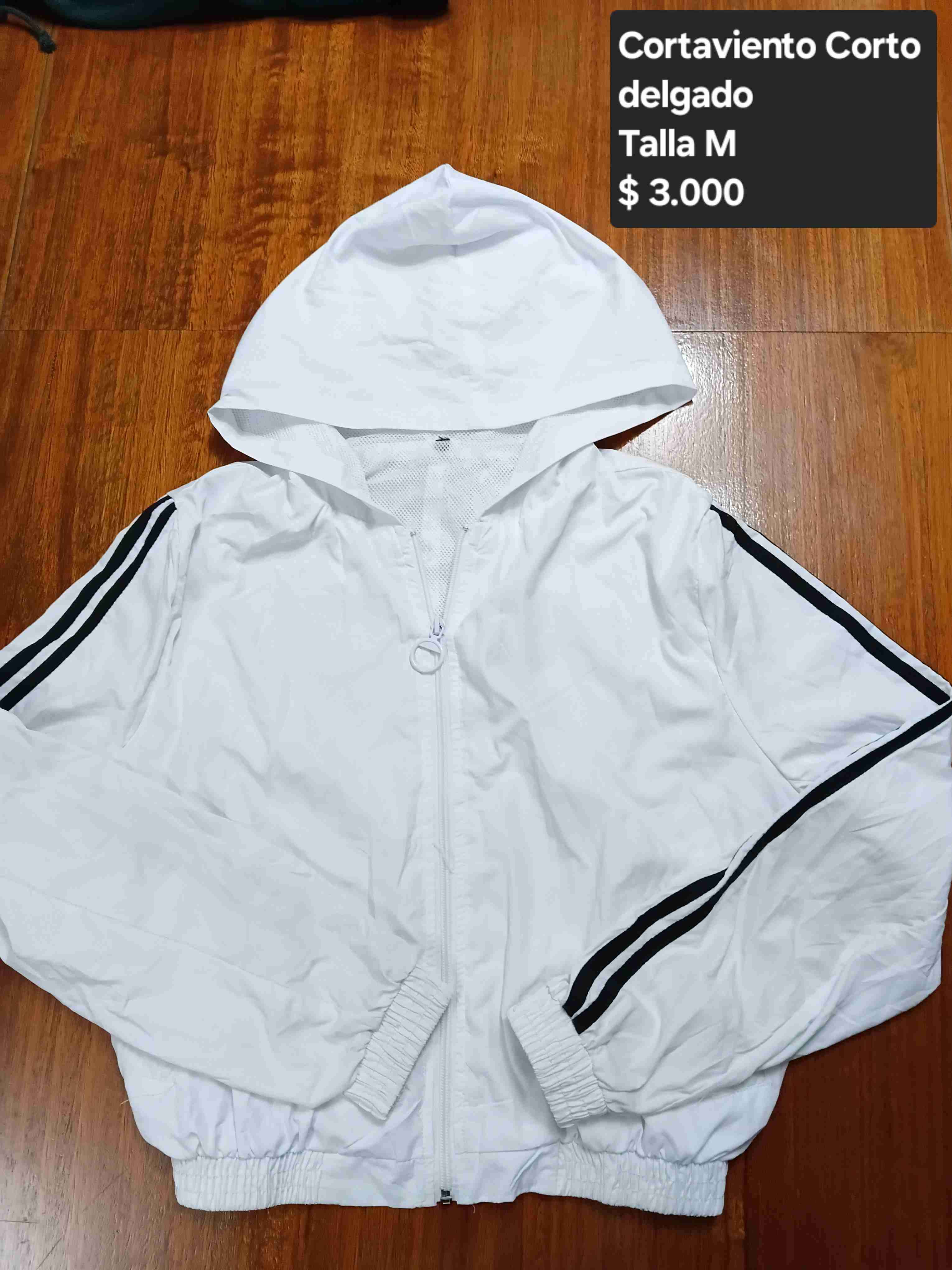 Cortaviento blanco con capucha