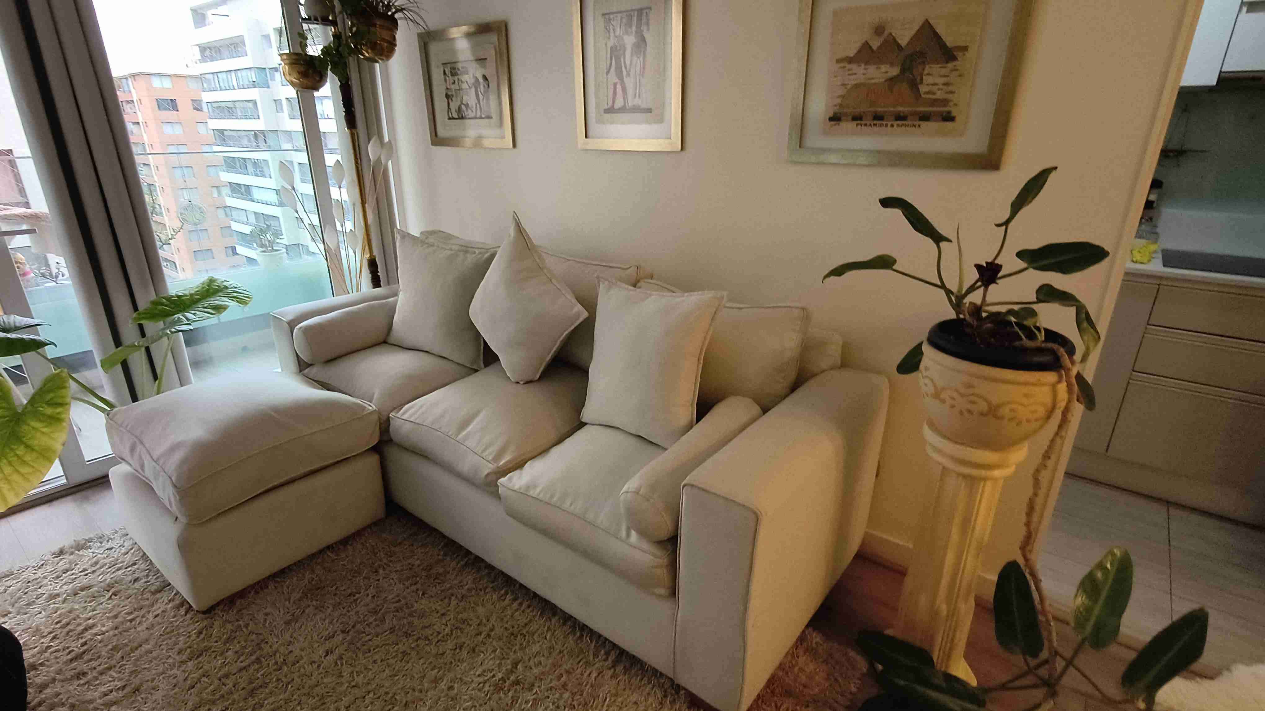 Sofá tres cuerpos beige con cojines - miniatura 1