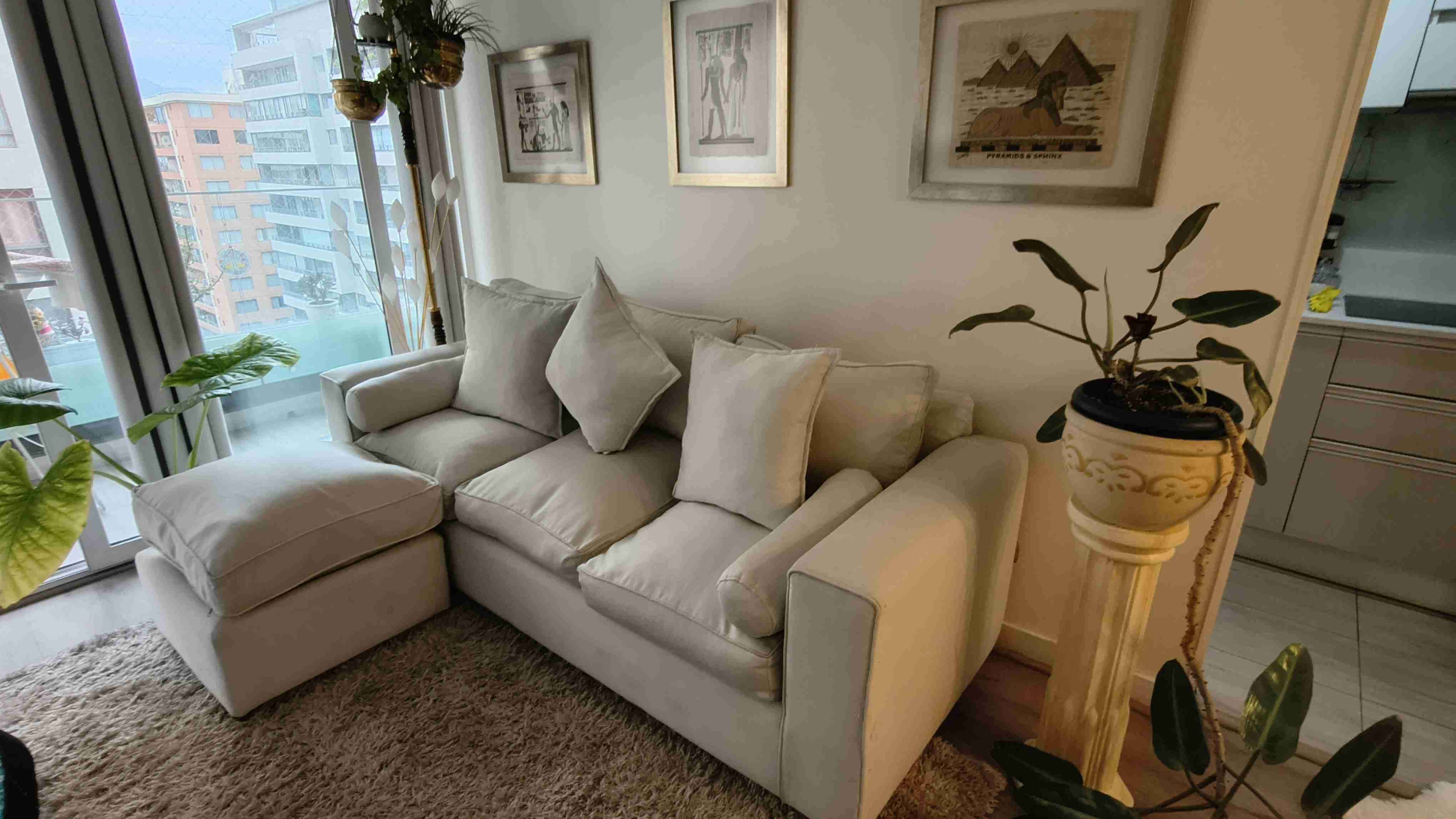 Sofá tres cuerpos beige con cojines - miniatura 2