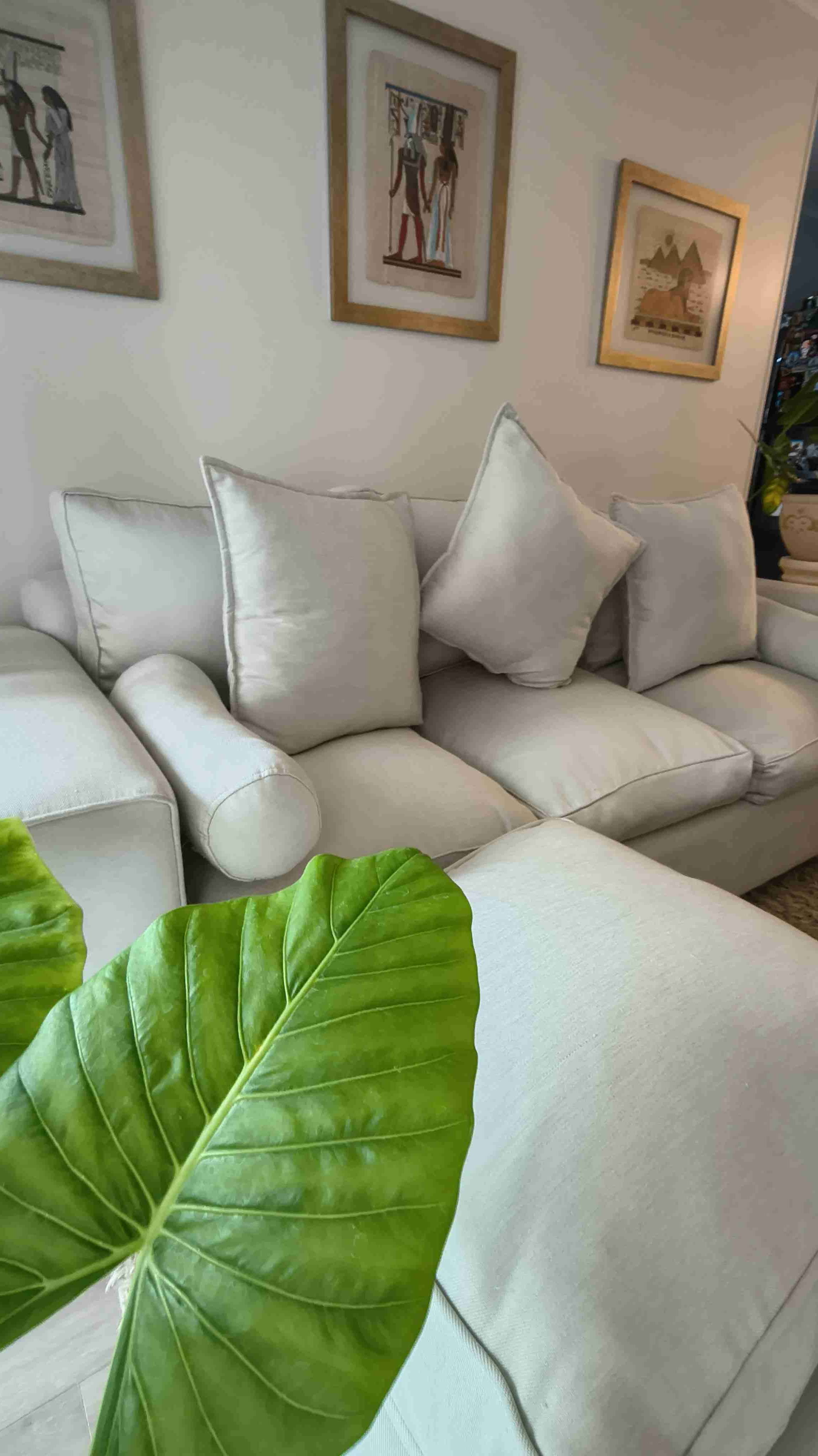 Sofá tres cuerpos beige con cojines - miniatura 3