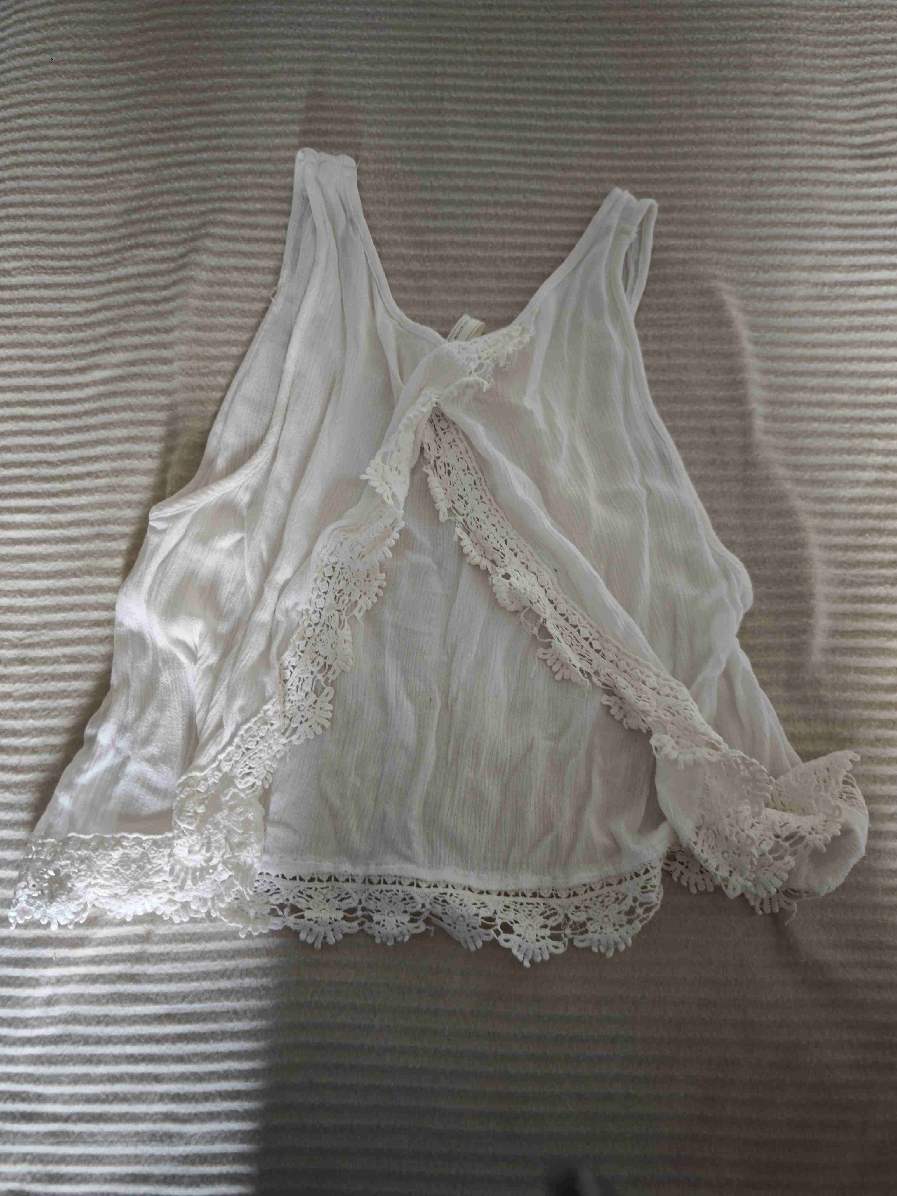 Top blanco con encaje - miniatura 2