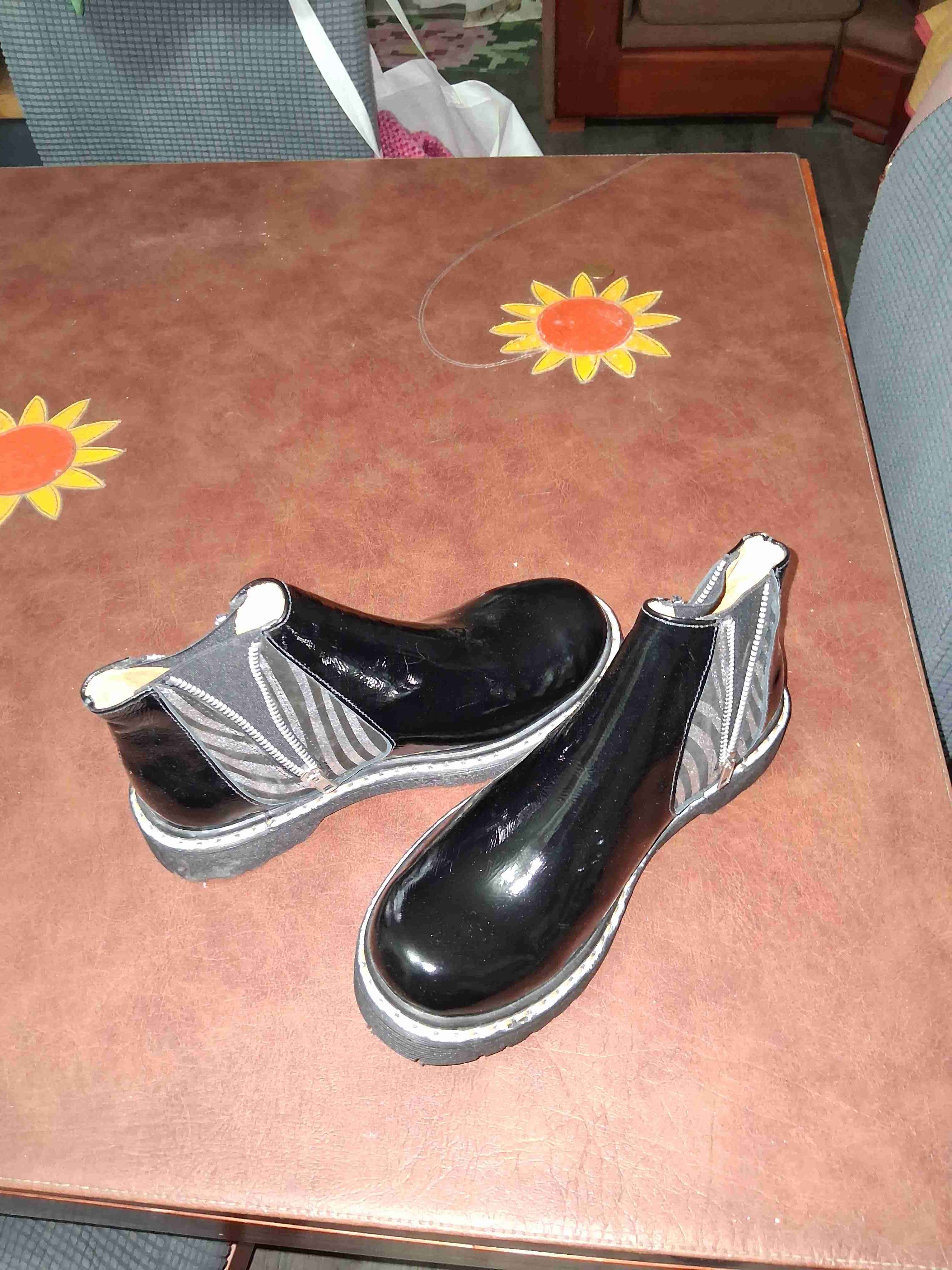 Botines charol negro con diseño - miniatura 1