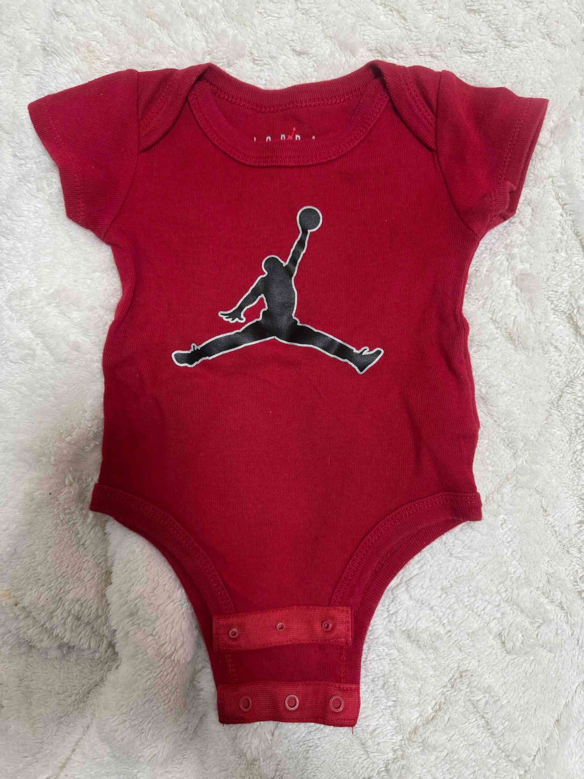 Body jordan rojo 6meses - miniatura 1
