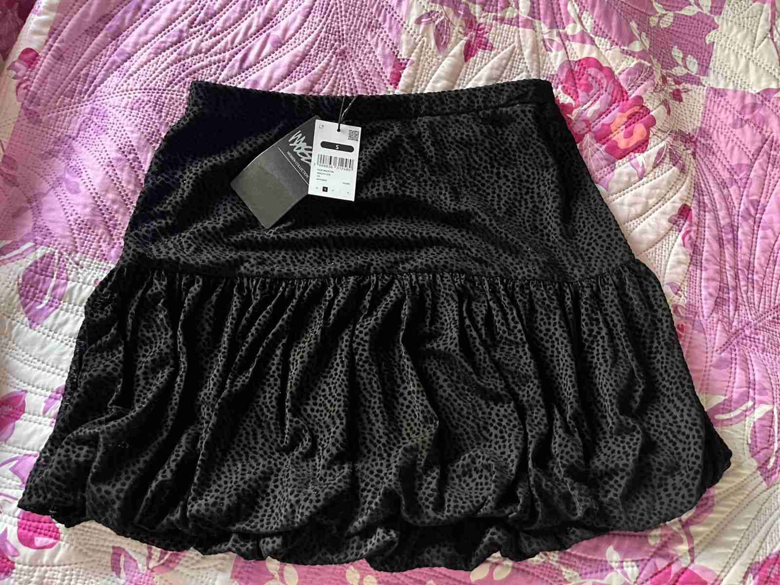 Falda negra nueva con etiqueta