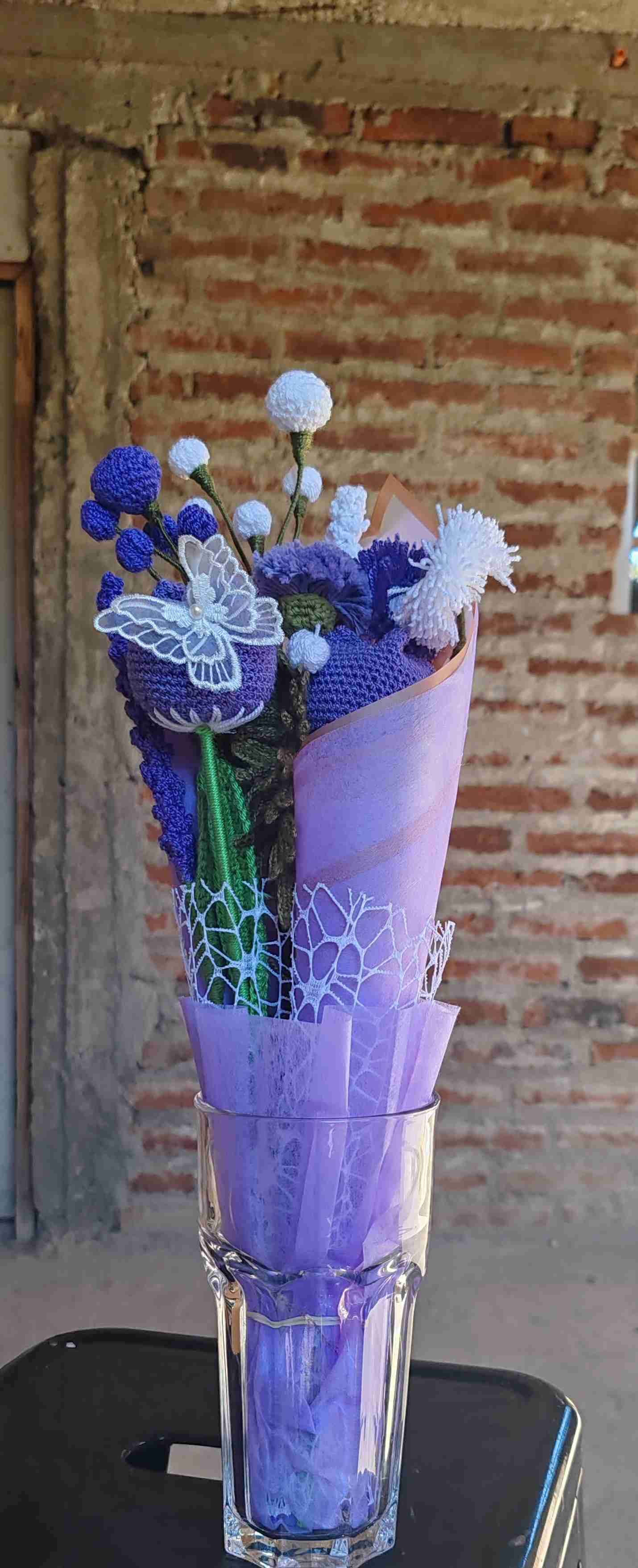 Ramo de flores de croché morado y blanco - miniatura 1