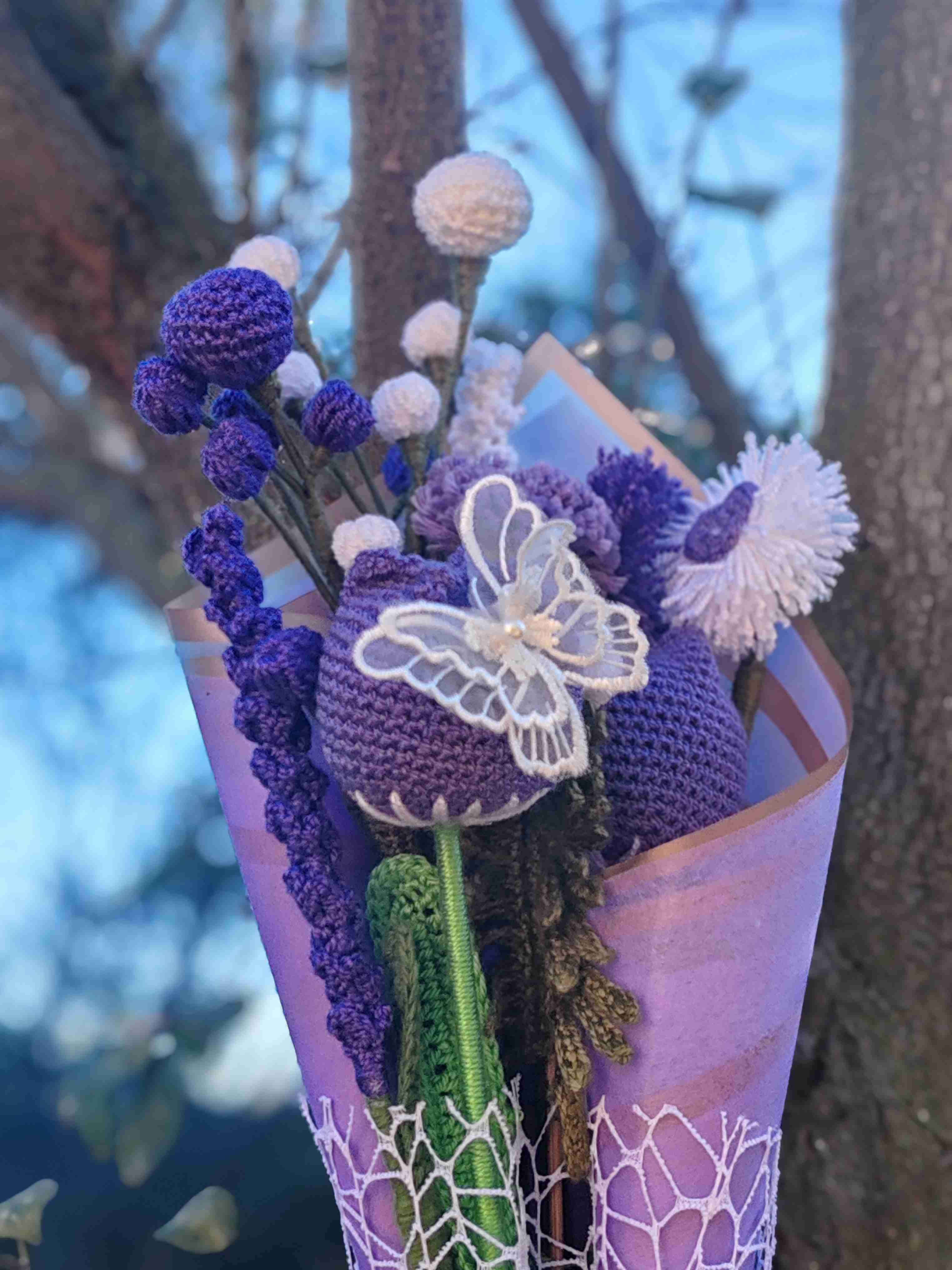 Ramo de flores de croché morado y blanco - miniatura 2