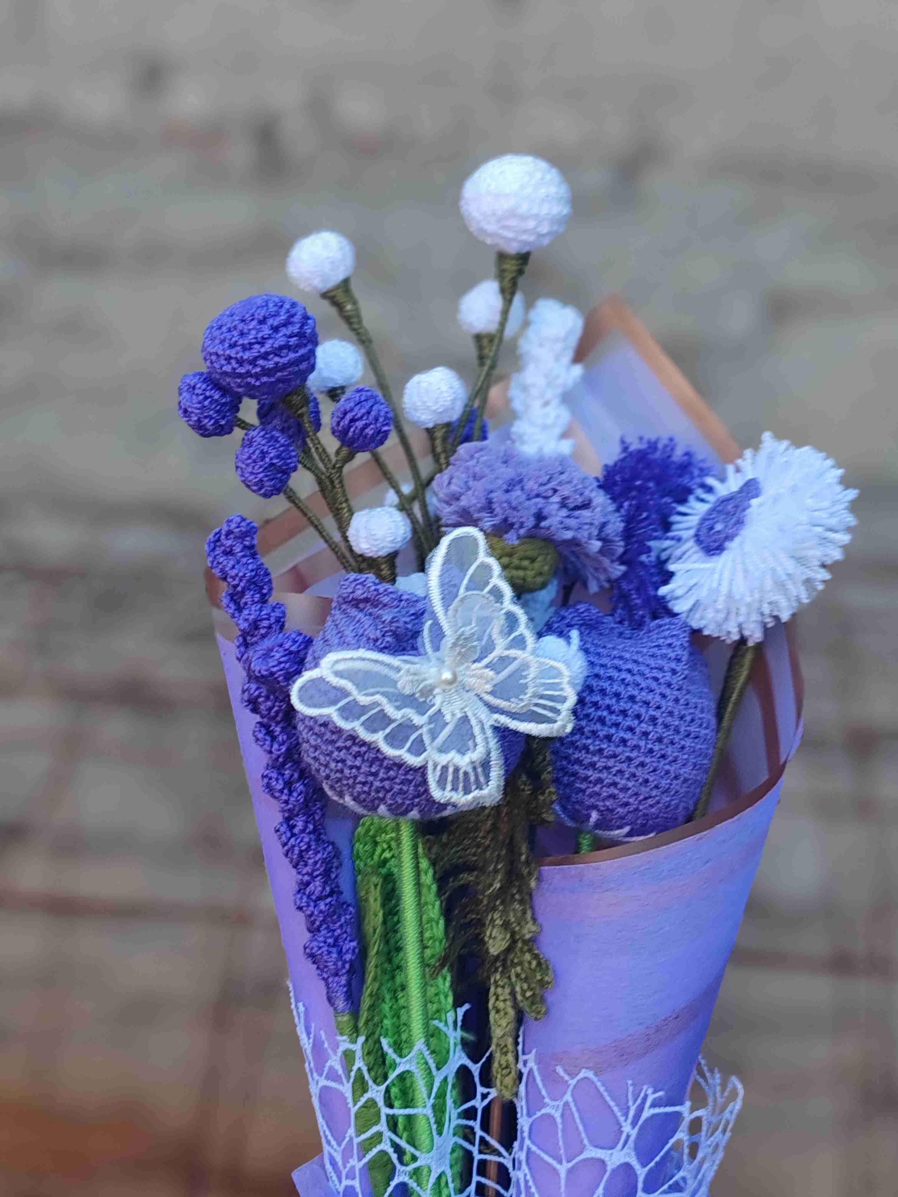 Ramo de flores de croché morado y blanco - miniatura 3