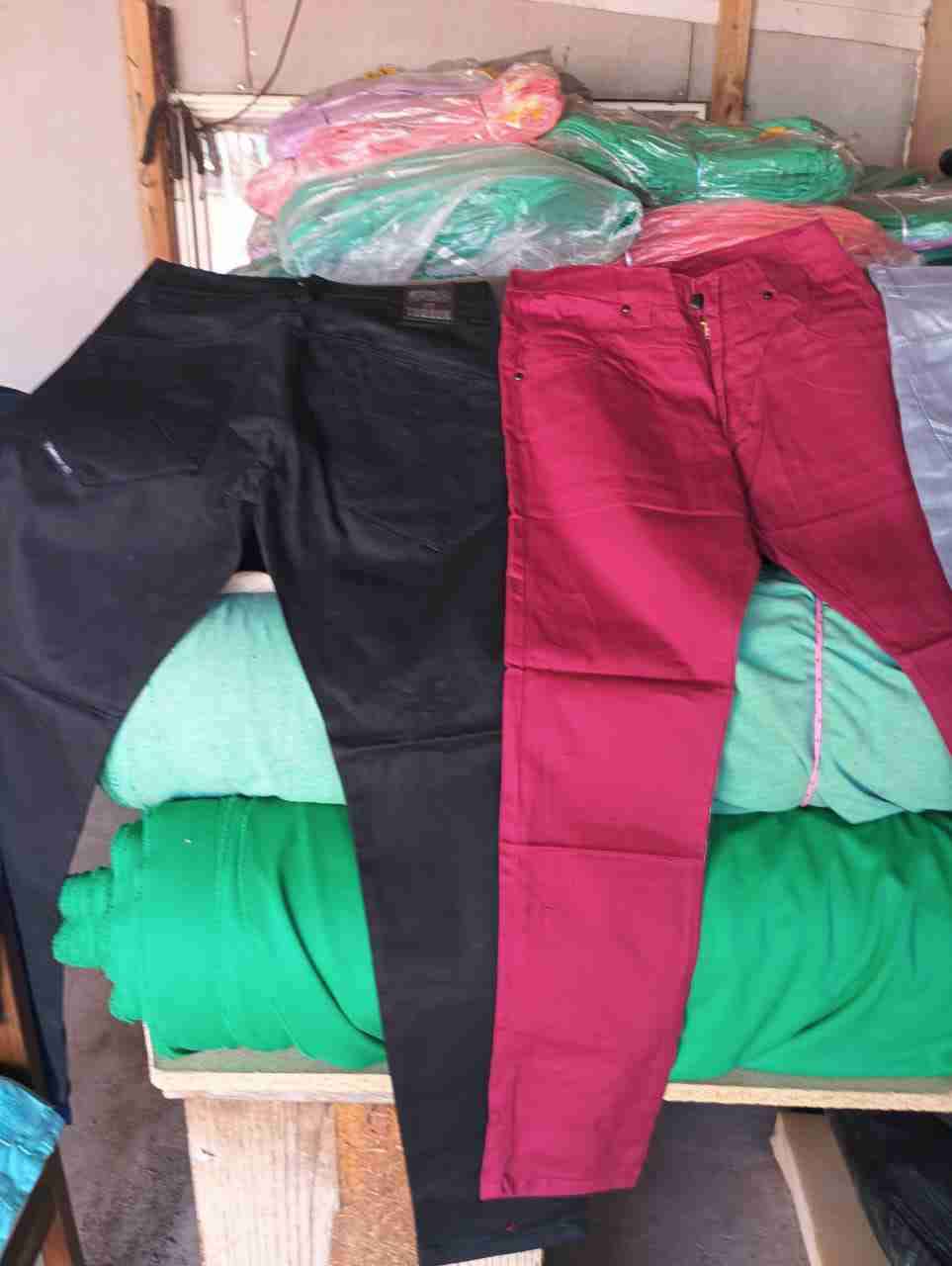 Pantalones de hombre grises y rosados - miniatura 2