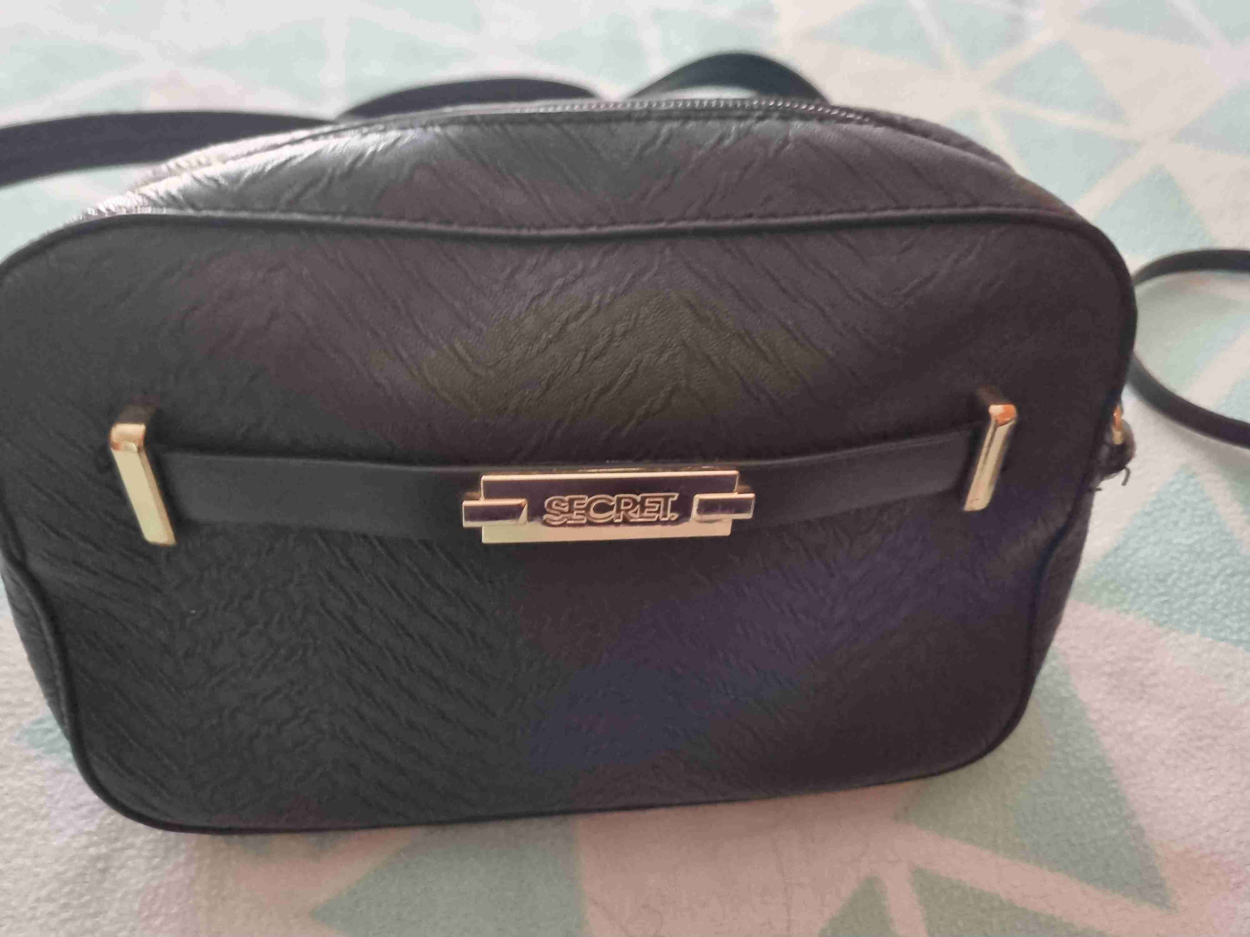 Cartera negra con diseño texturizado - miniatura 1